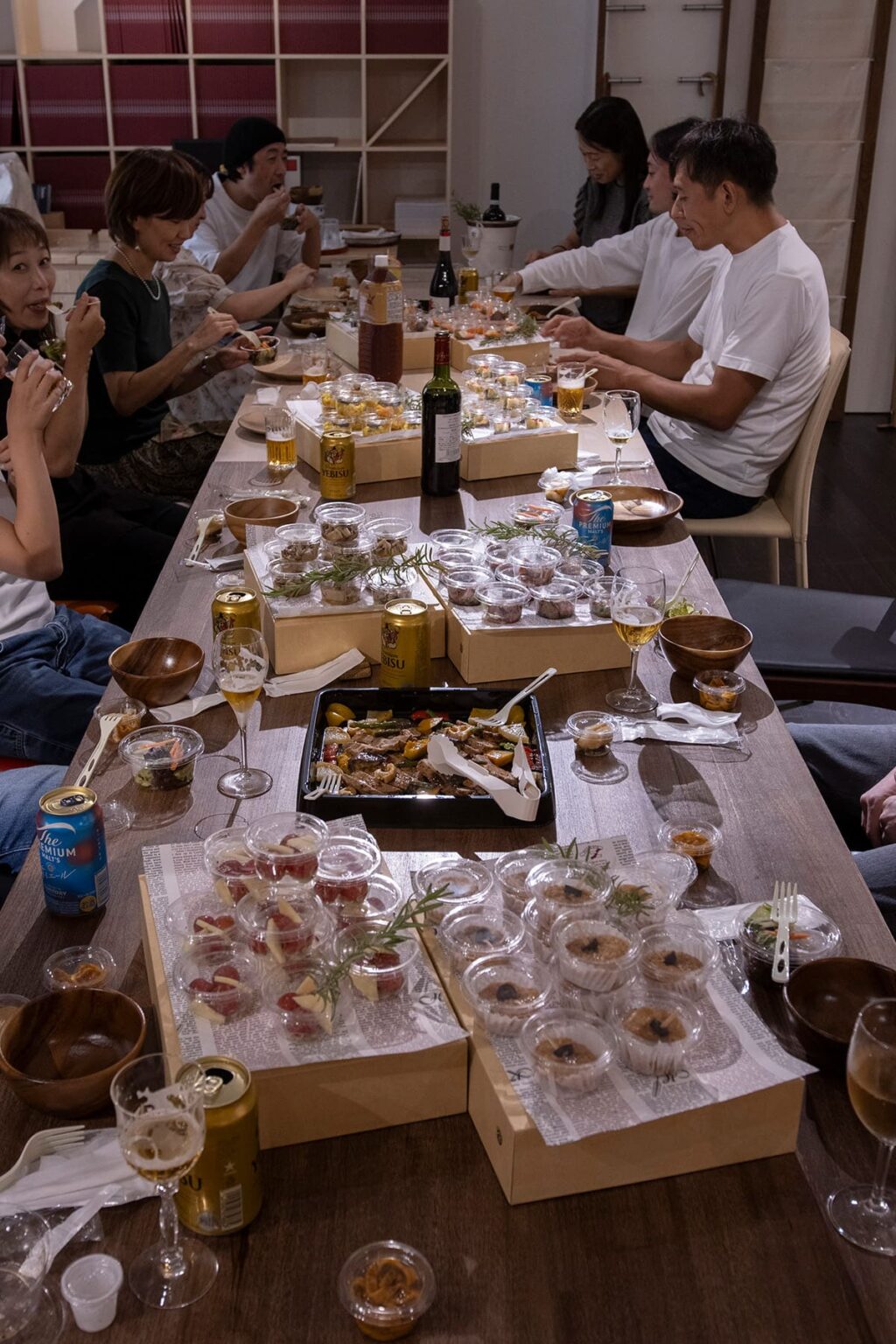 オフィスパーティーは“非日常を持ち込む場 - Tavola ダイニングテーブル スチール脚（RO） - マルゲリータお客様事例