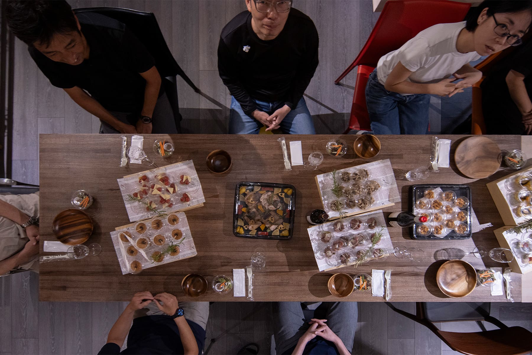 オフィスパーティーは“非日常を持ち込む場 - Tavola ダイニングテーブル スチール脚（RO） - マルゲリータお客様事例