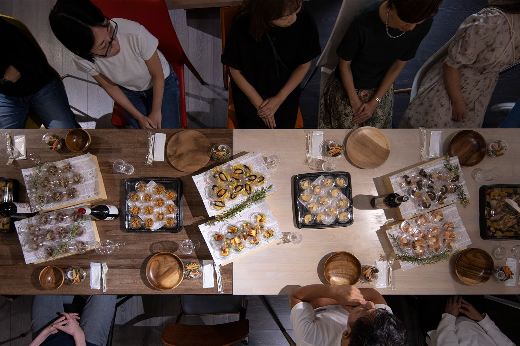 オフィスパーティーは“非日常を持ち込む場 - Tavola ダイニングテーブル スチール脚（RO） - マルゲリータお客様事例