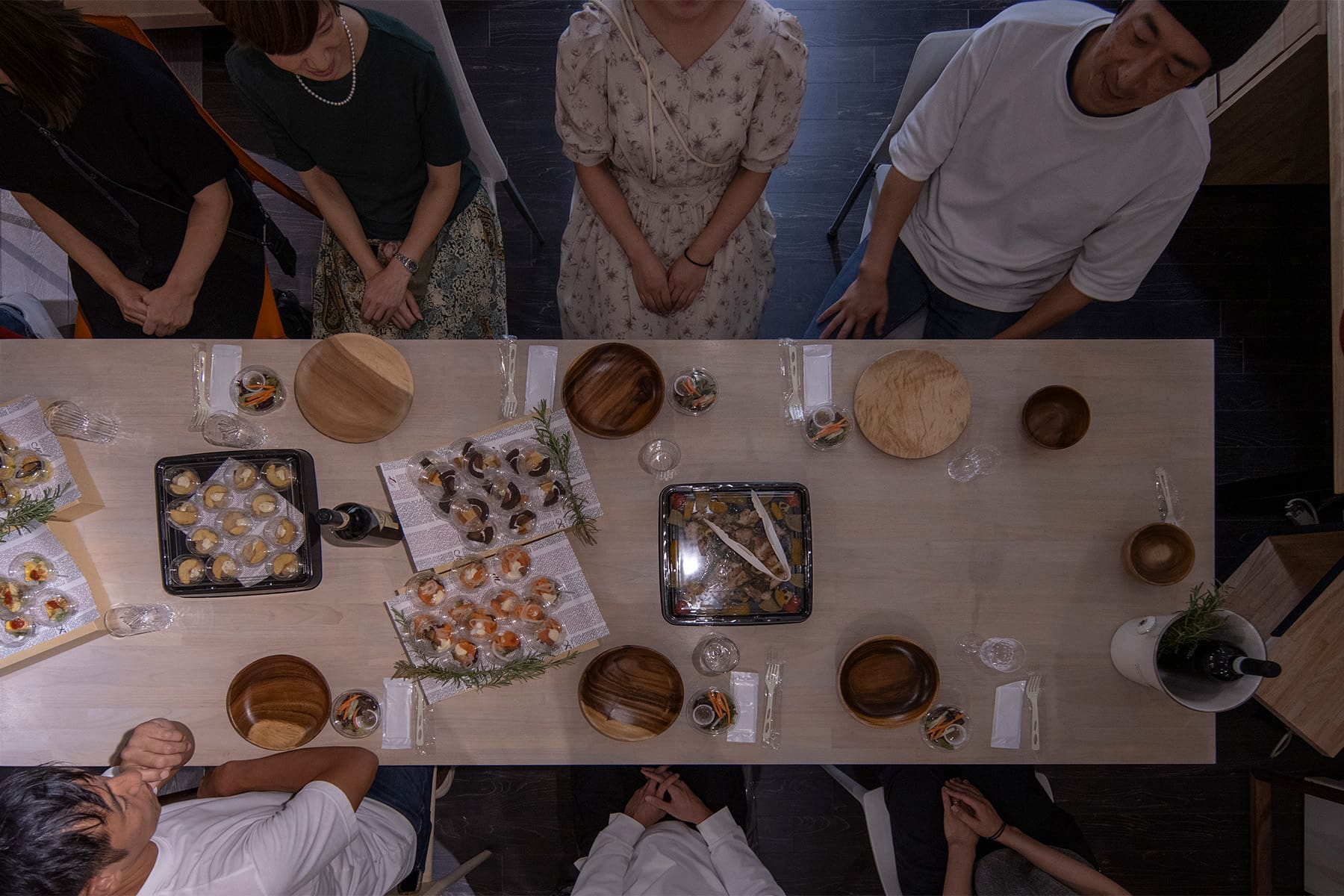 オフィスパーティーは“非日常を持ち込む場 - Tavola ダイニングテーブル スチール脚（RO） - マルゲリータお客様事例