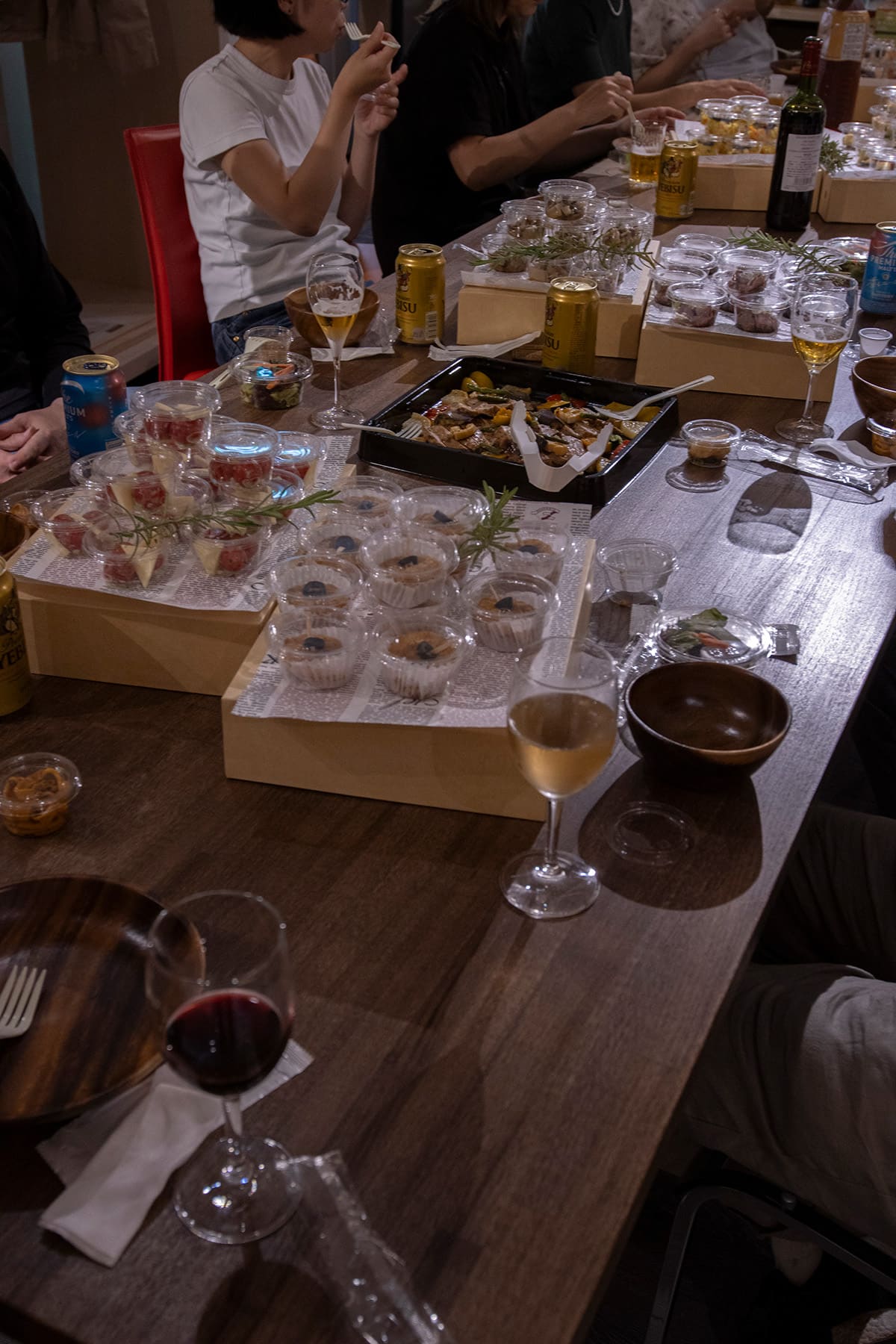 オフィスパーティーは“非日常を持ち込む場 - Tavola ダイニングテーブル スチール脚（RO） - マルゲリータお客様事例