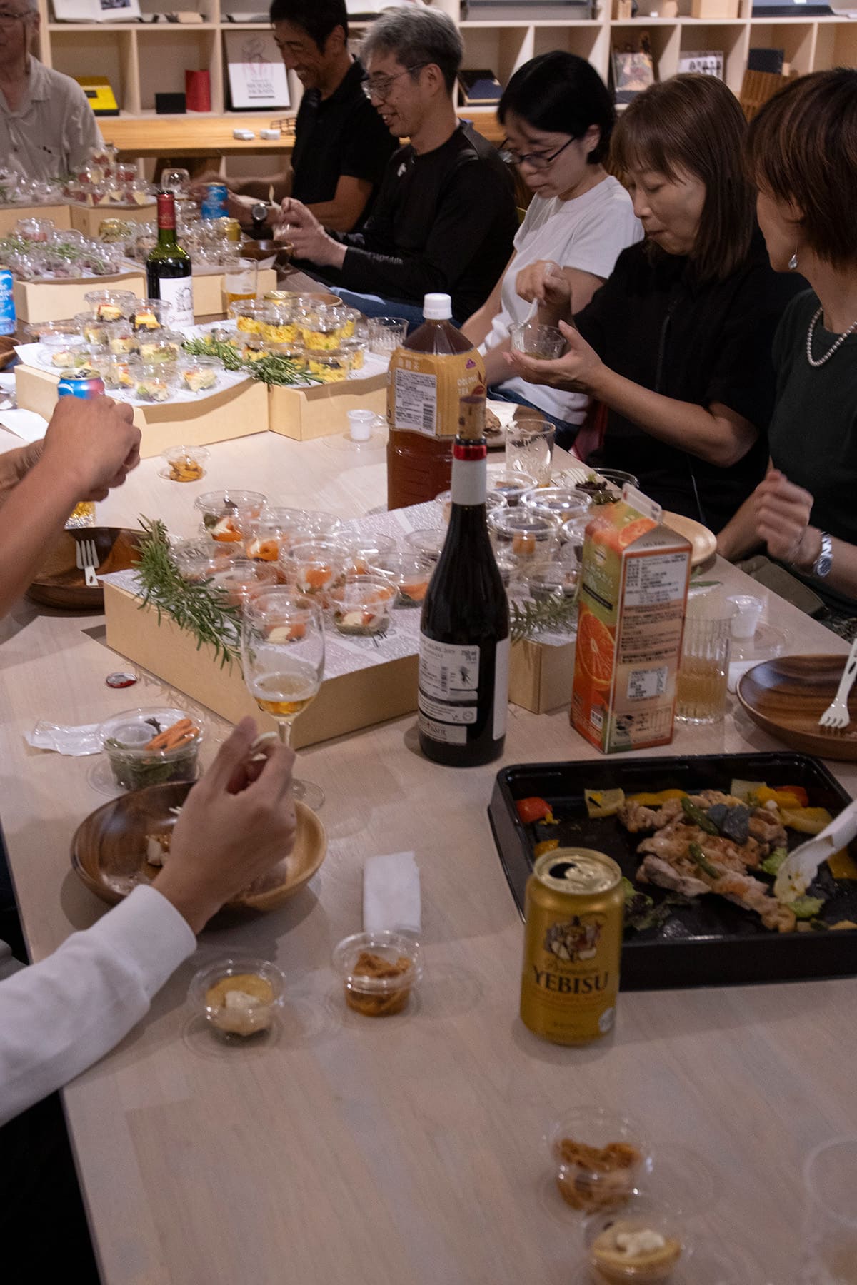 オフィスパーティーは“非日常を持ち込む場 - Tavola ダイニングテーブル スチール脚（RO） - マルゲリータお客様事例