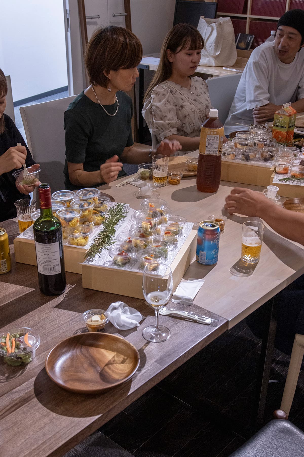 オフィスパーティーは“非日常を持ち込む場 - Tavola ダイニングテーブル スチール脚（RO） - マルゲリータお客様事例