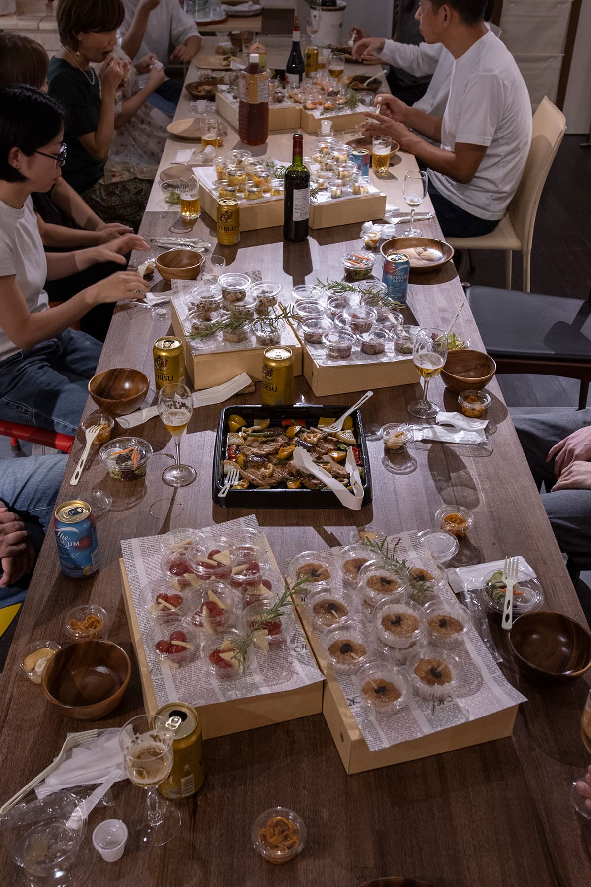 オフィスパーティーは“非日常を持ち込む場 - Tavola ダイニングテーブル スチール脚（RO） - マルゲリータお客様事例