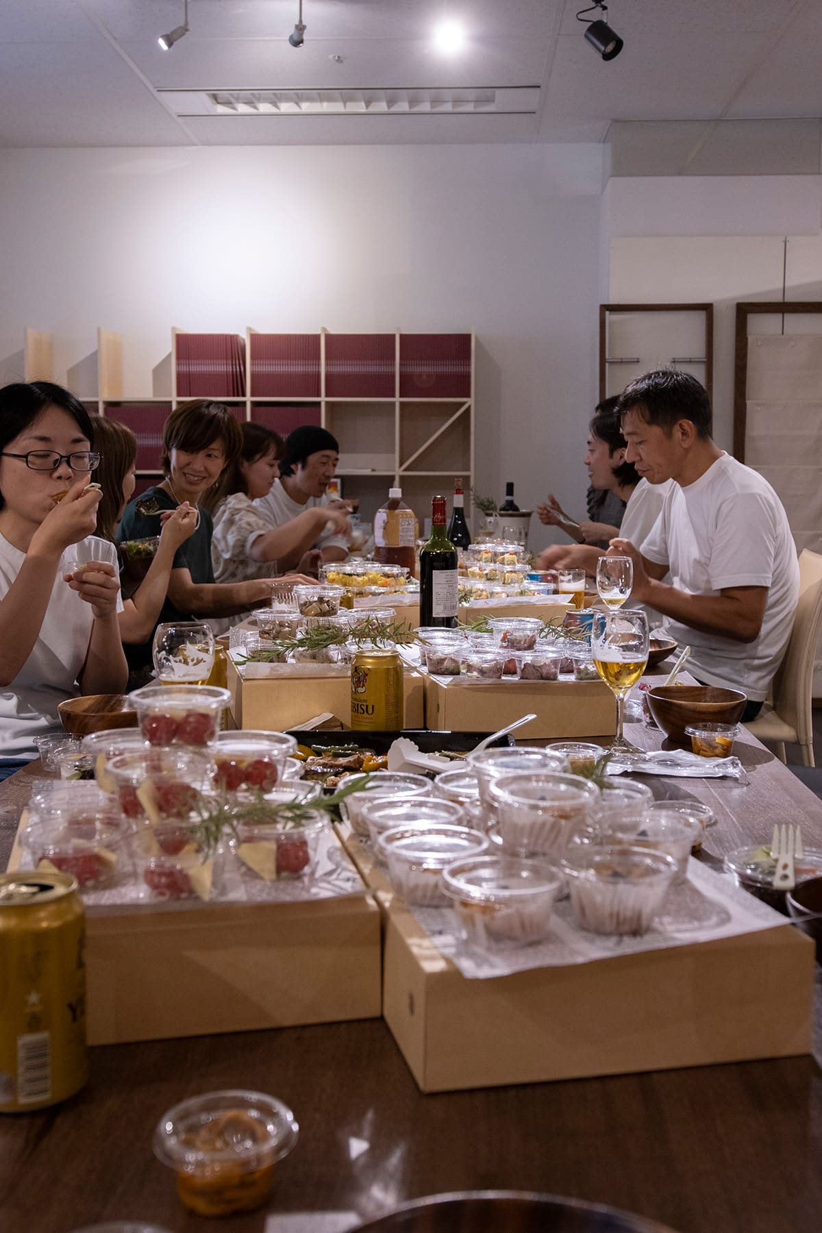 オフィスパーティーは“非日常を持ち込む場 - Tavola ダイニングテーブル スチール脚（RO） - マルゲリータお客様事例