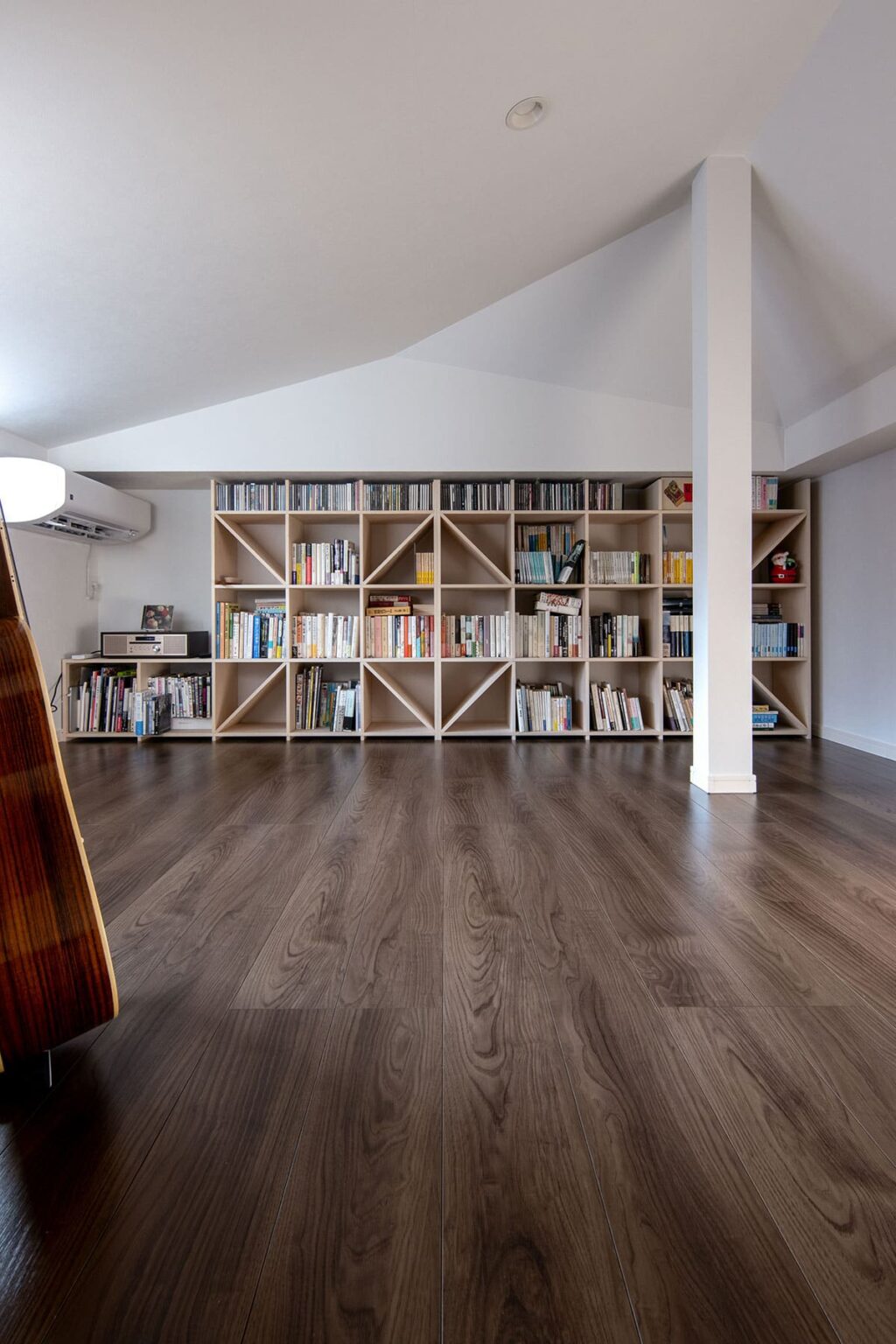 ロフトを活用したテントのような読書空間 - Shelf 壁一面の本棚 奥行350mm - マルゲリータお客様事例