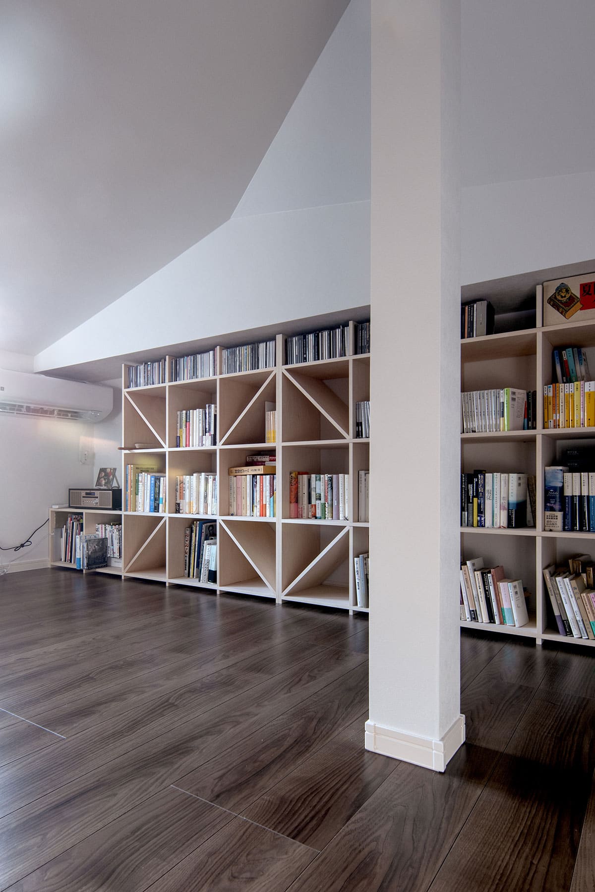 ロフトを活用したテントのような読書空間 - Shelf 壁一面の本棚 奥行350mm - マルゲリータお客様事例