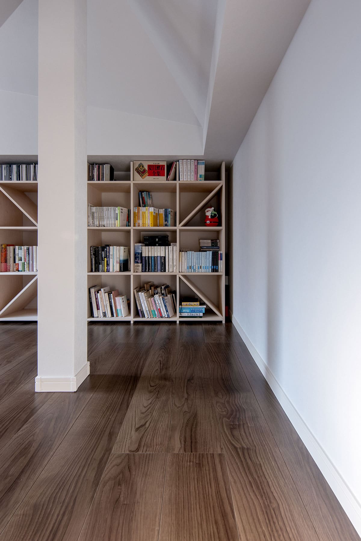 ロフトを活用したテントのような読書空間 - Shelf 壁一面の本棚 奥行350mm - マルゲリータお客様事例