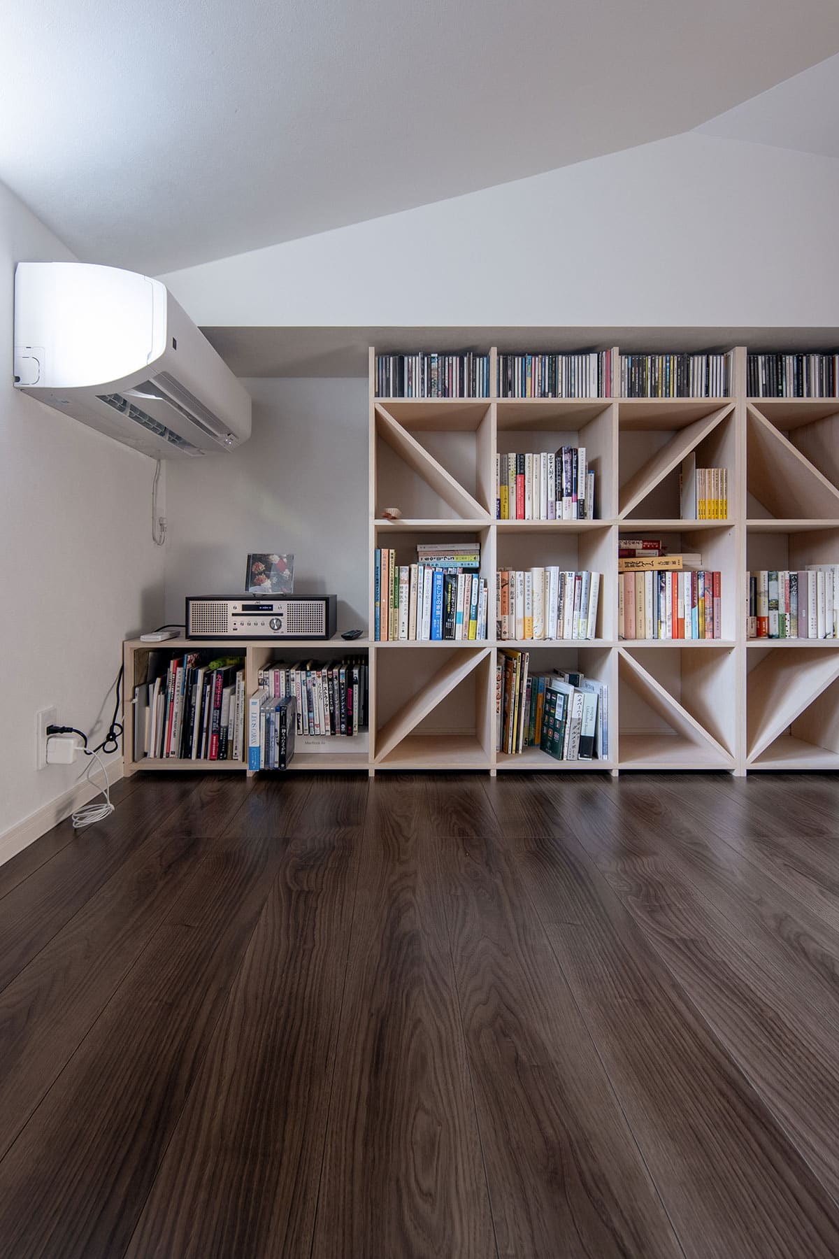 ロフトを活用したテントのような読書空間 - Shelf 壁一面の本棚 奥行350mm - マルゲリータお客様事例