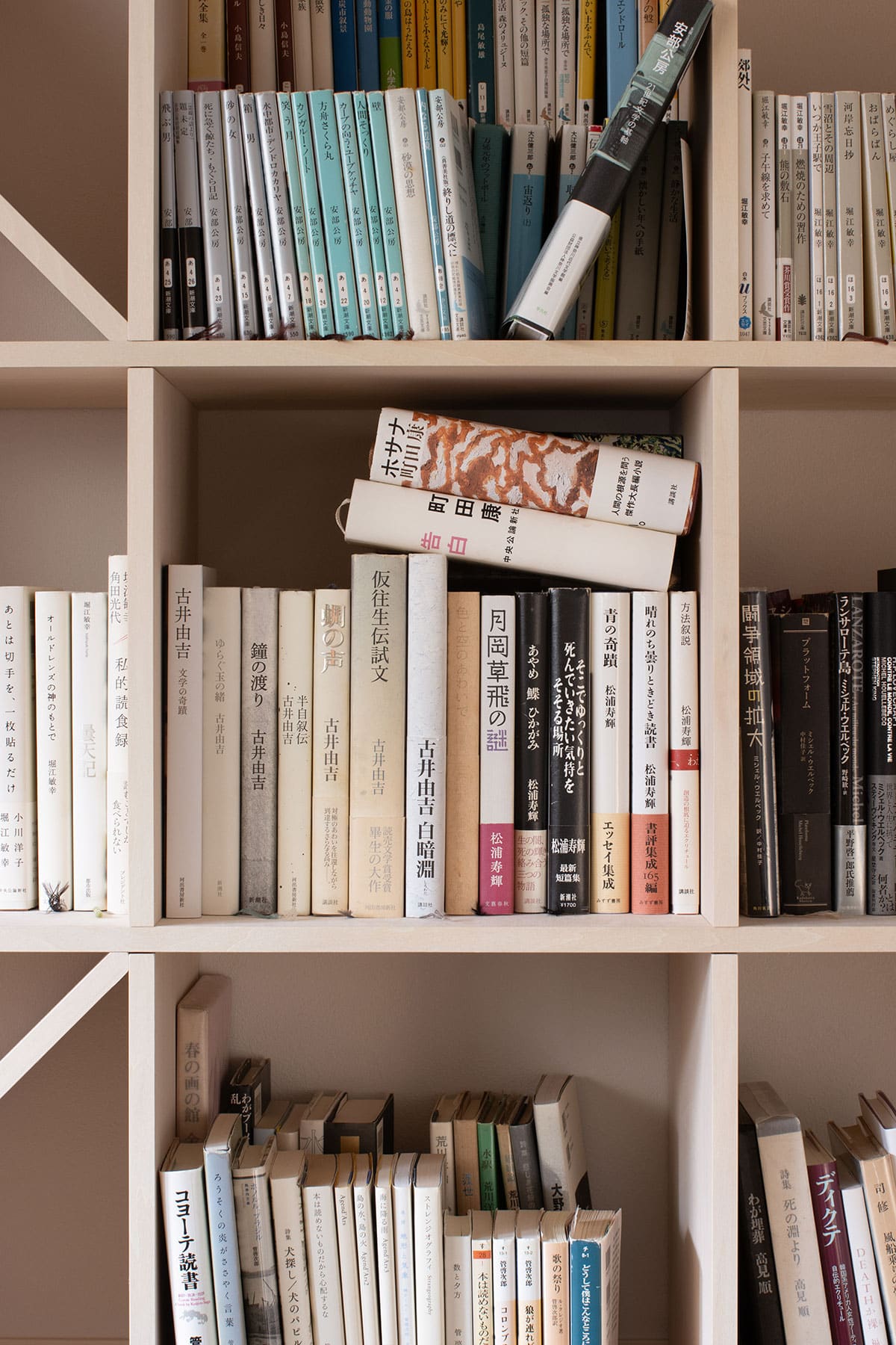 ロフトを活用したテントのような読書空間 - Shelf 壁一面の本棚 奥行350mm - マルゲリータお客様事例