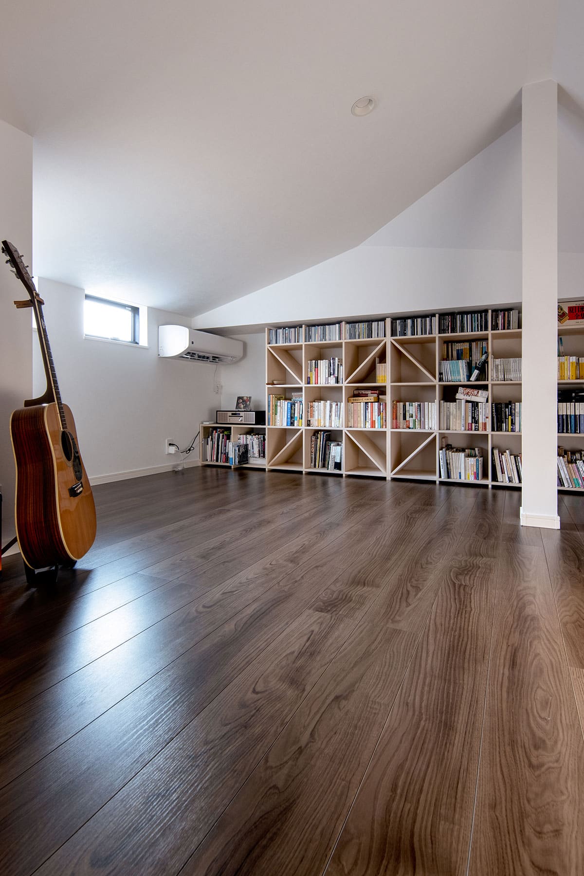 ロフトを活用したテントのような読書空間 - Shelf 壁一面の本棚 奥行350mm - マルゲリータお客様事例