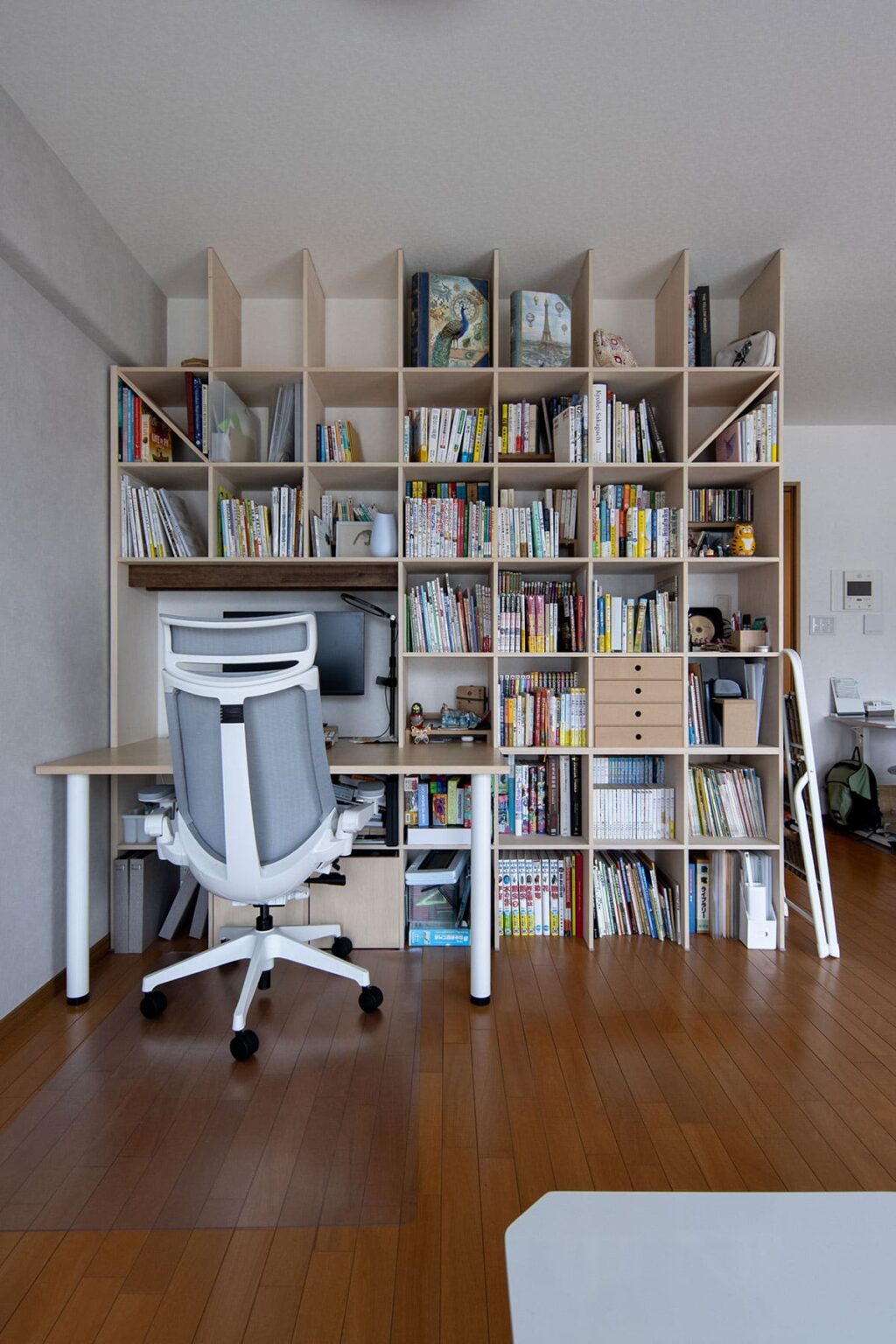 雁行した形のリビングに - Shelf カウンター付き本棚 - マルゲリータお客様事例