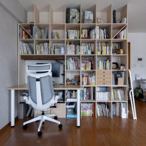 雁行した形のリビングに - Shelf カウンター付き本棚 - マルゲリータお客様事例