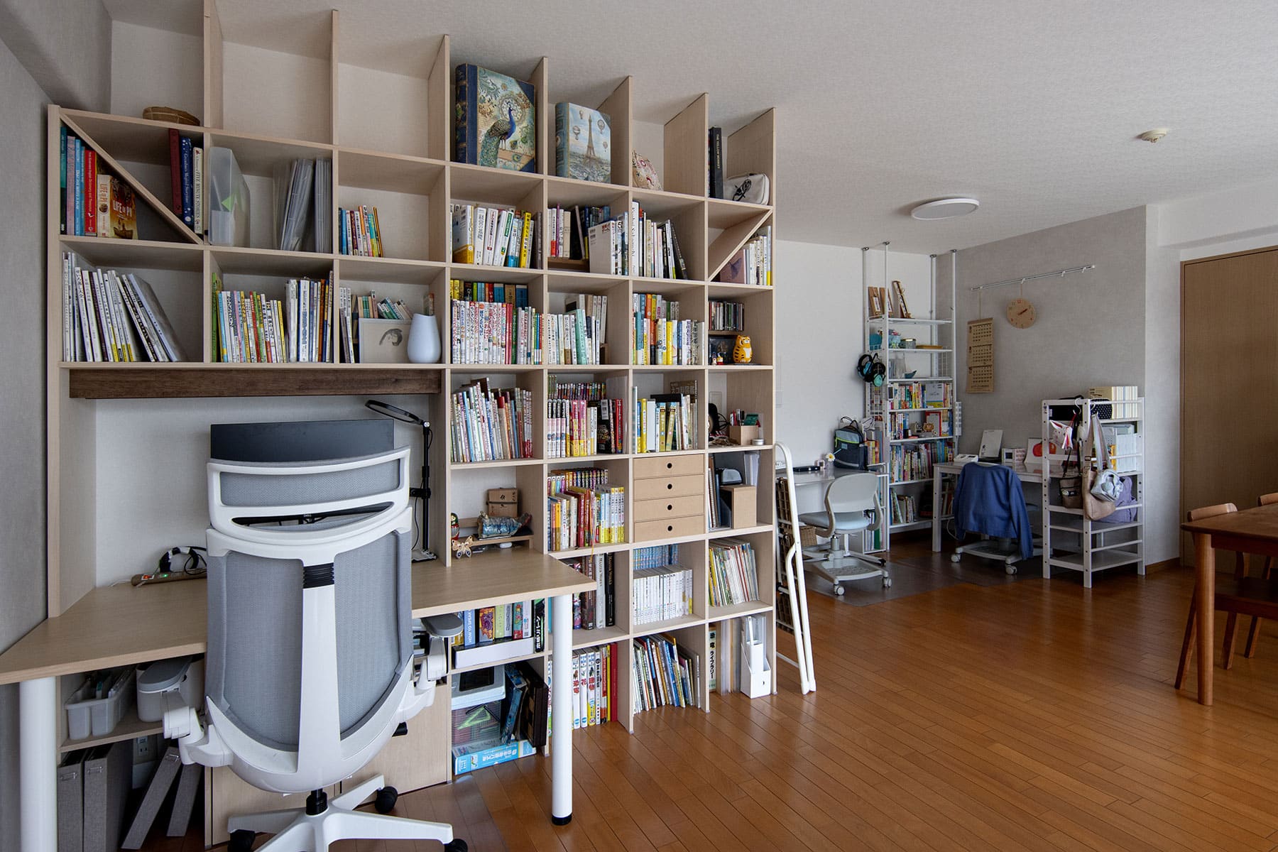 雁行した形のリビングに - Shelf カウンター付き本棚 - マルゲリータお客様事例