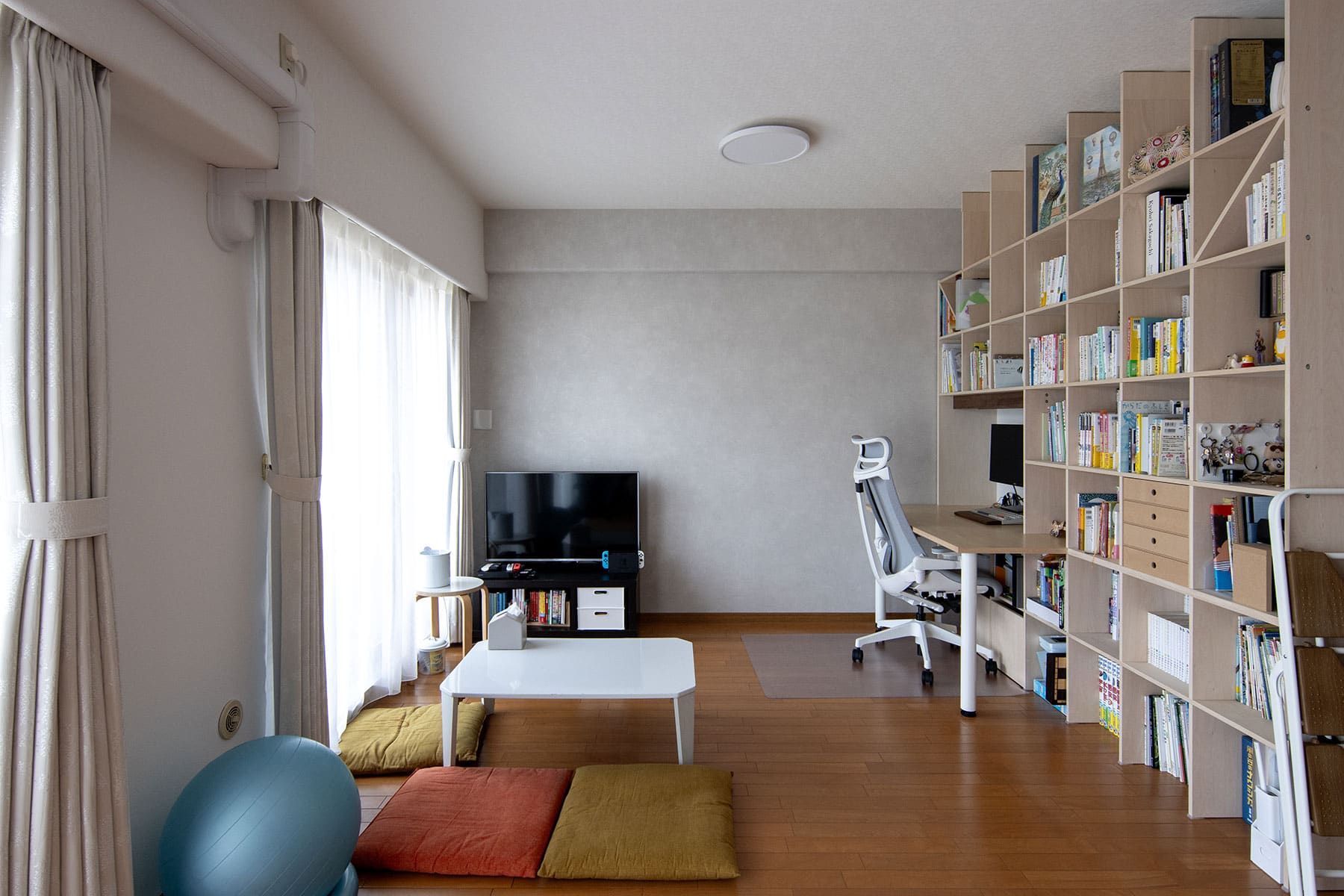 雁行した形のリビングに - Shelf カウンター付き本棚 - マルゲリータお客様事例