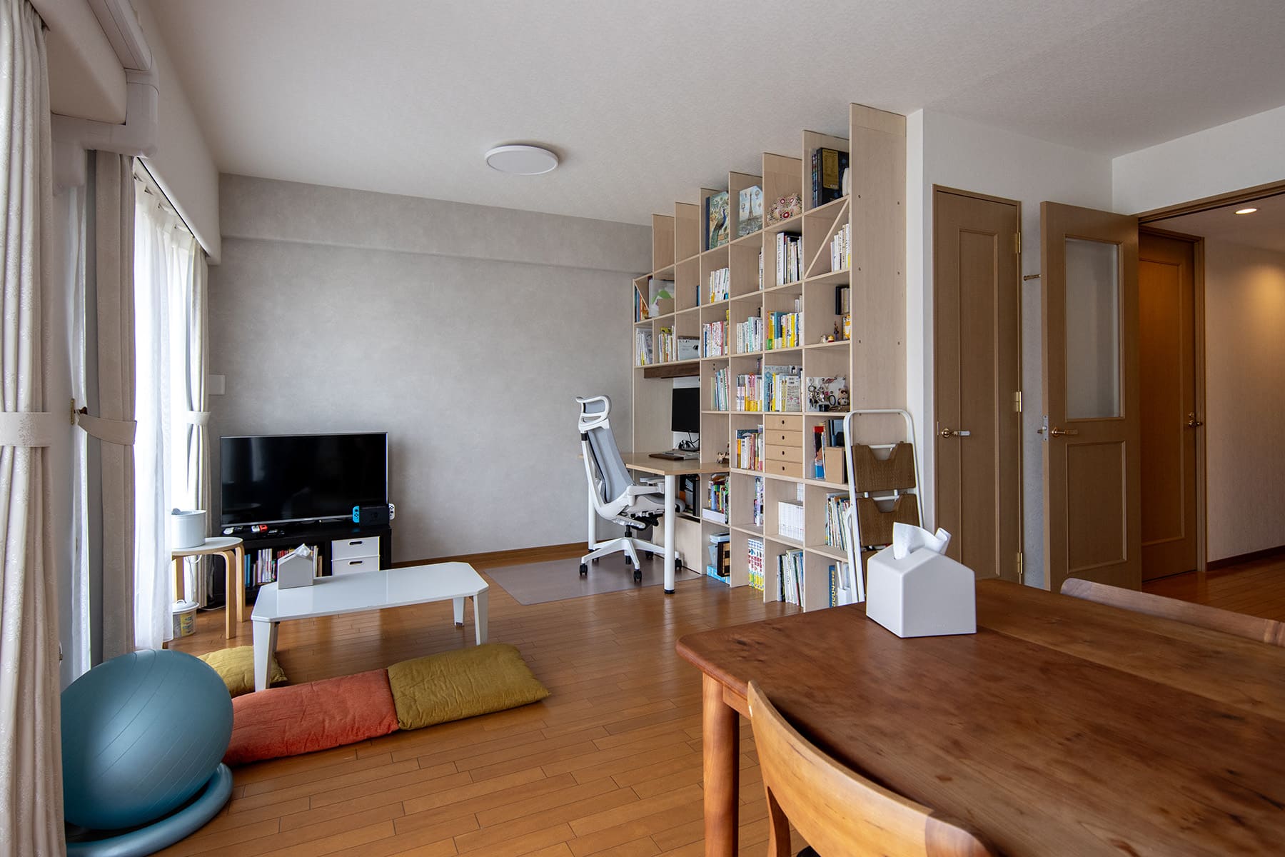 雁行した形のリビングに - Shelf カウンター付き本棚 - マルゲリータお客様事例