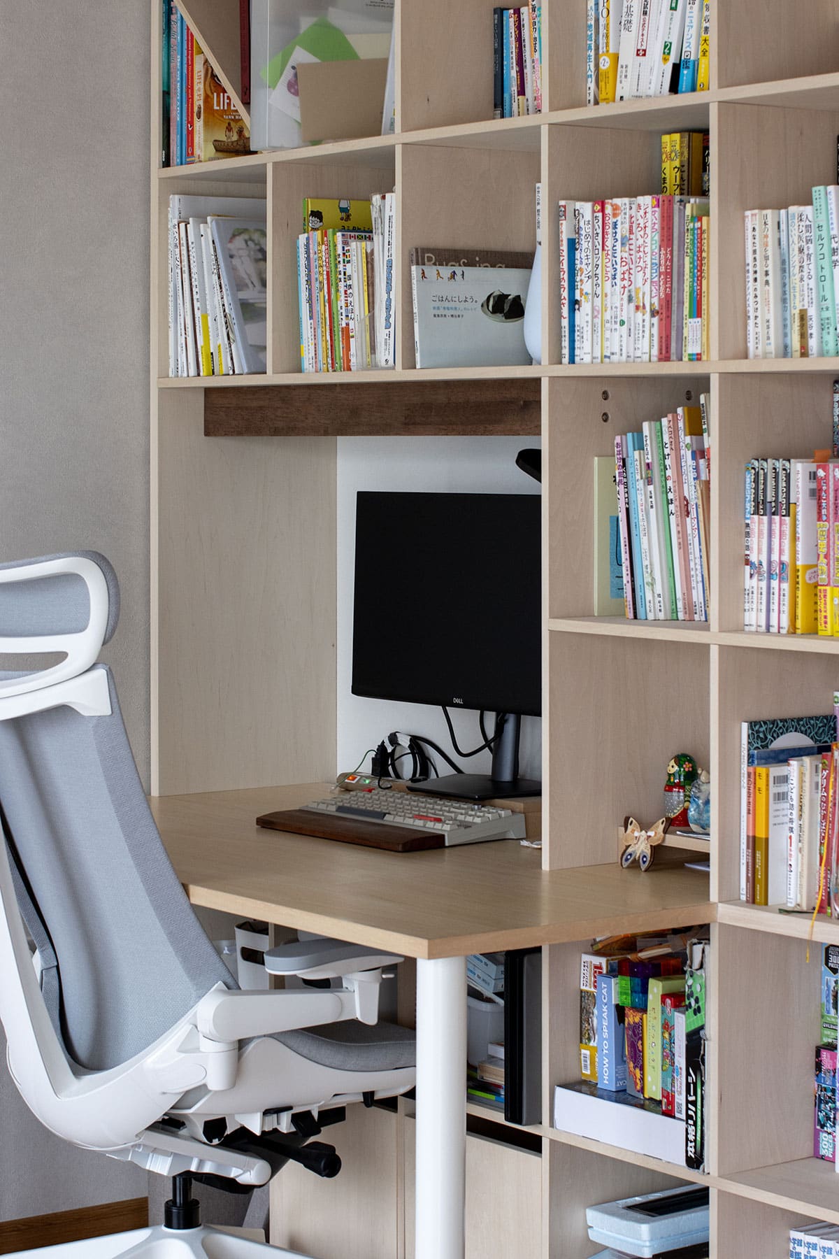 雁行した形のリビングに - Shelf カウンター付き本棚 - マルゲリータお客様事例