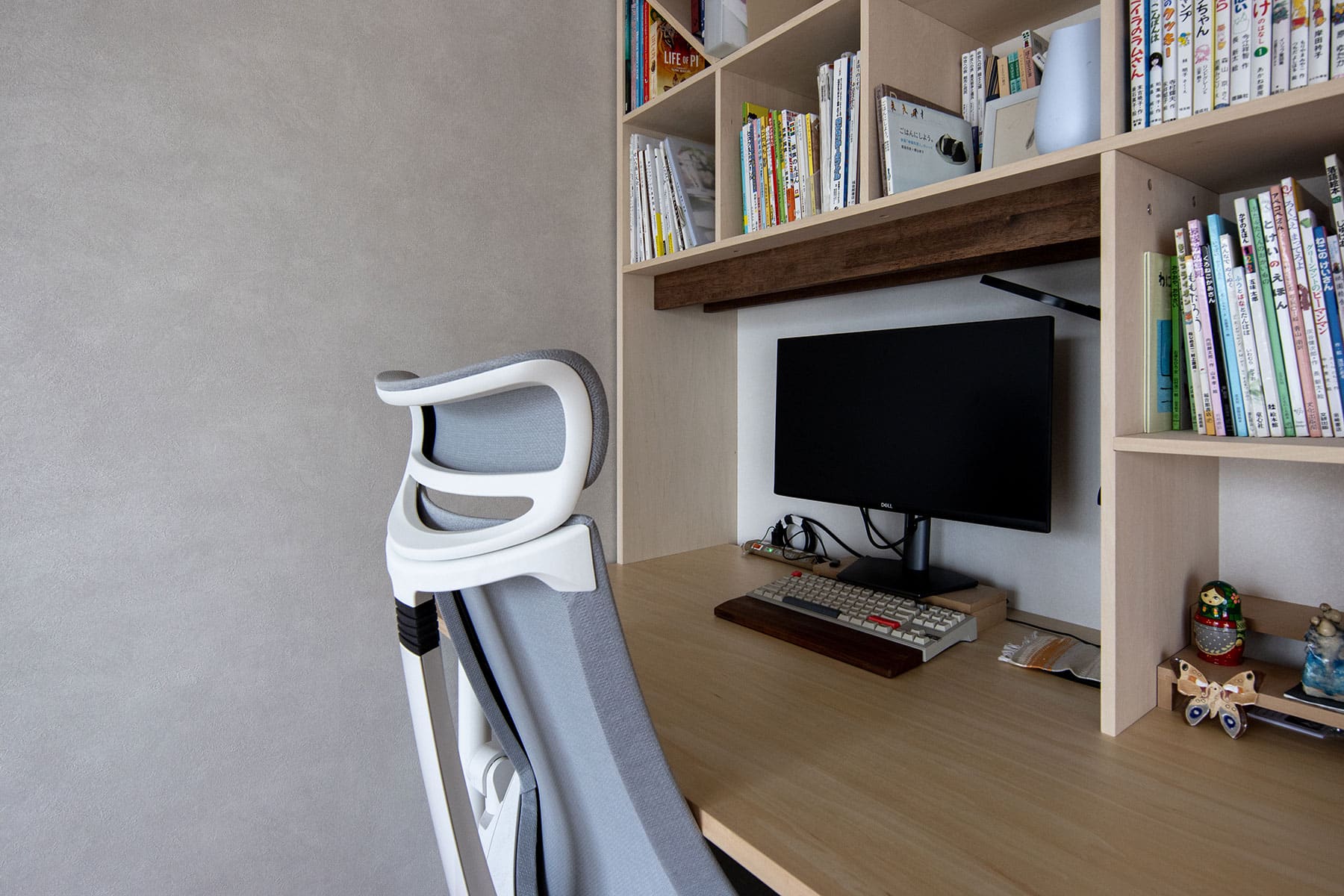 雁行した形のリビングに - Shelf カウンター付き本棚 - マルゲリータお客様事例