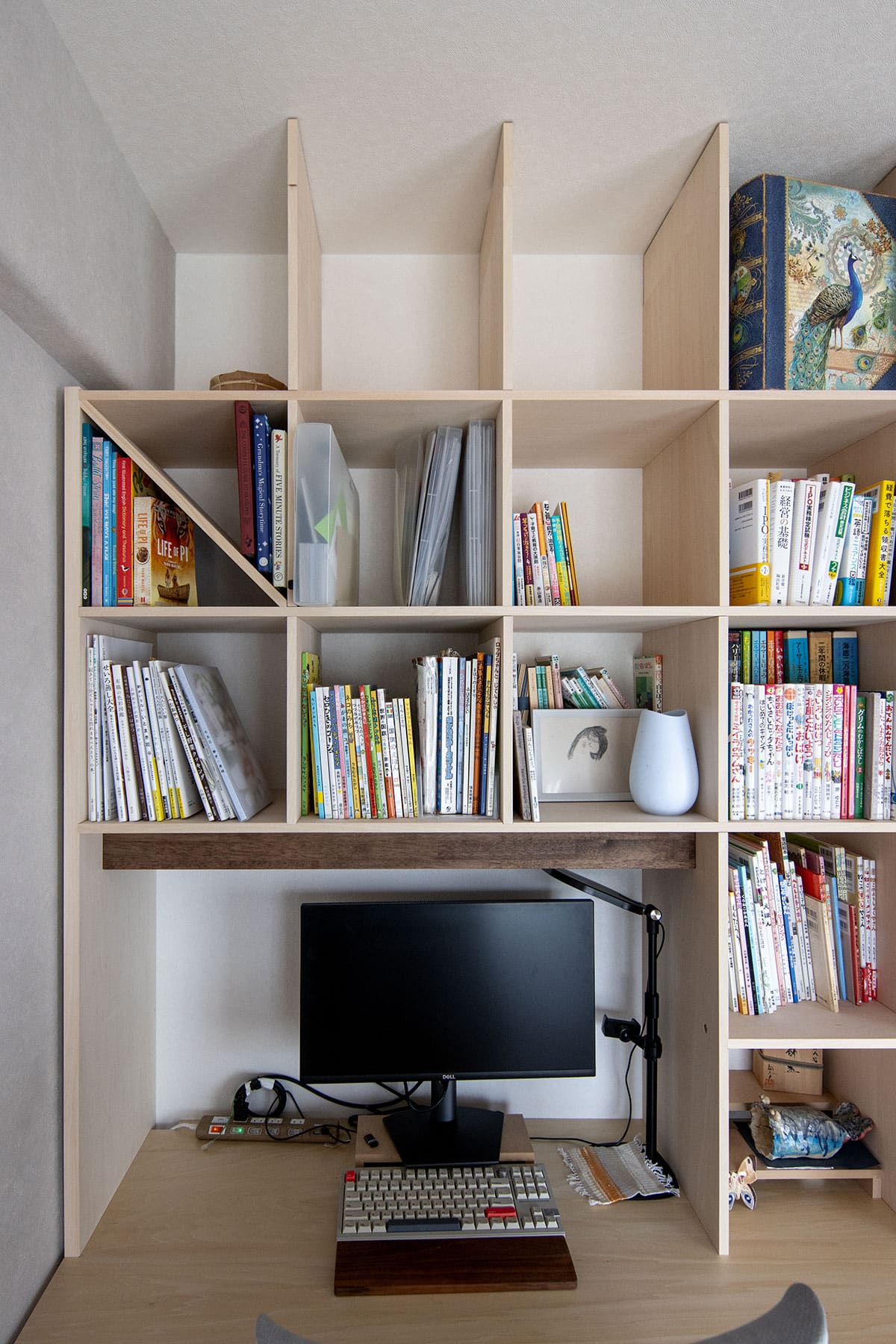 雁行した形のリビングに - Shelf カウンター付き本棚 - マルゲリータお客様事例