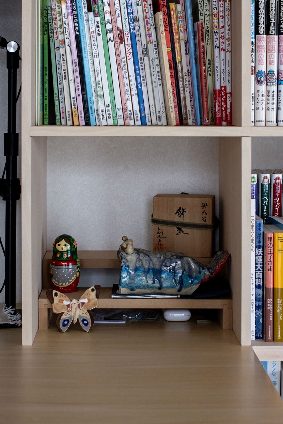 雁行した形のリビングに - Shelf カウンター付き本棚 - マルゲリータお客様事例