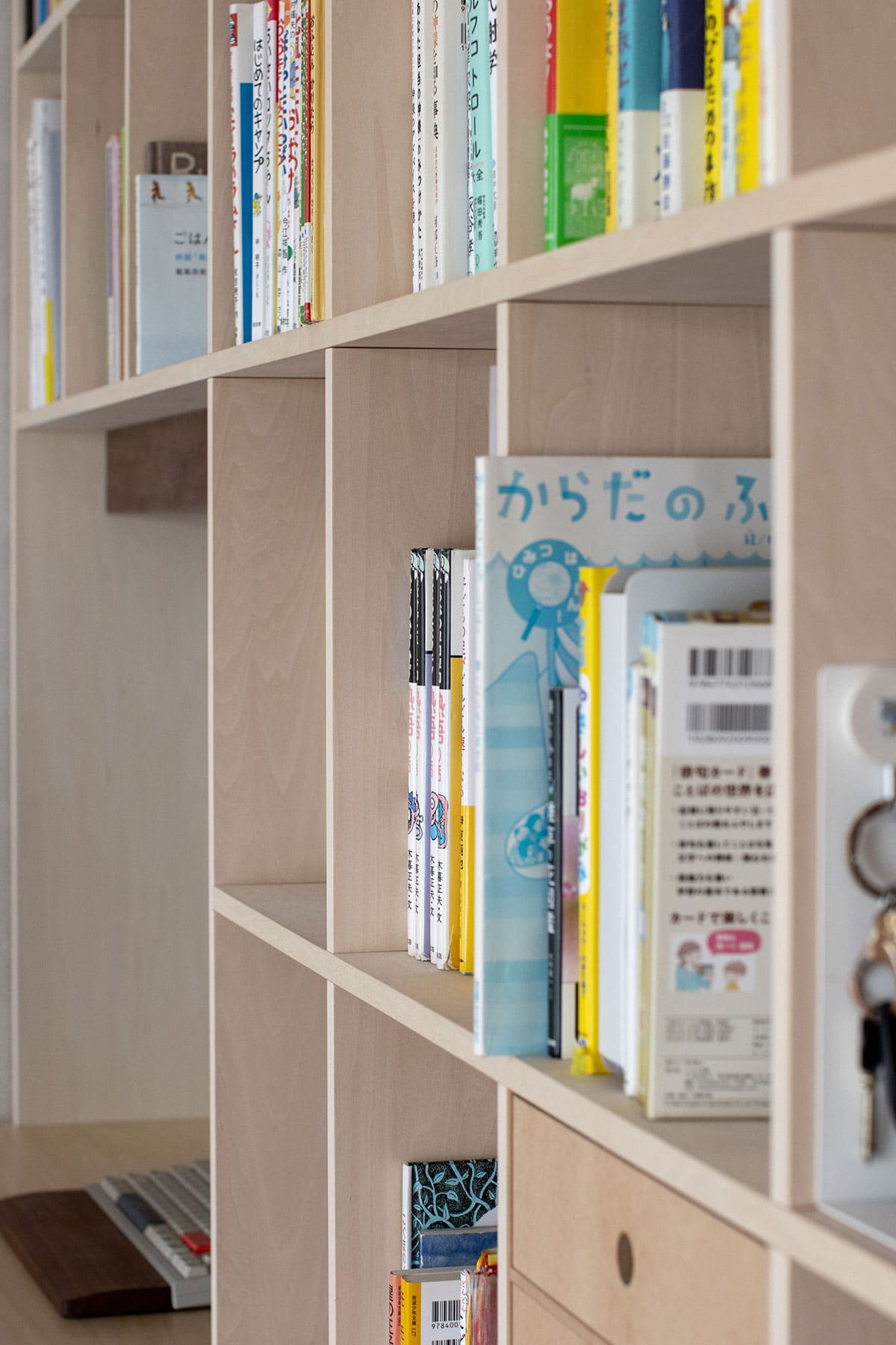 雁行した形のリビングに - Shelf カウンター付き本棚 - マルゲリータお客様事例