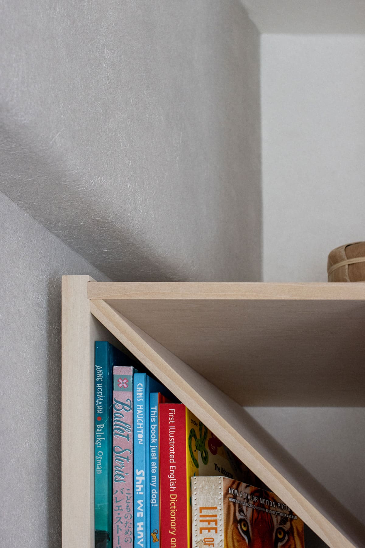 雁行した形のリビングに - Shelf カウンター付き本棚 - マルゲリータお客様事例