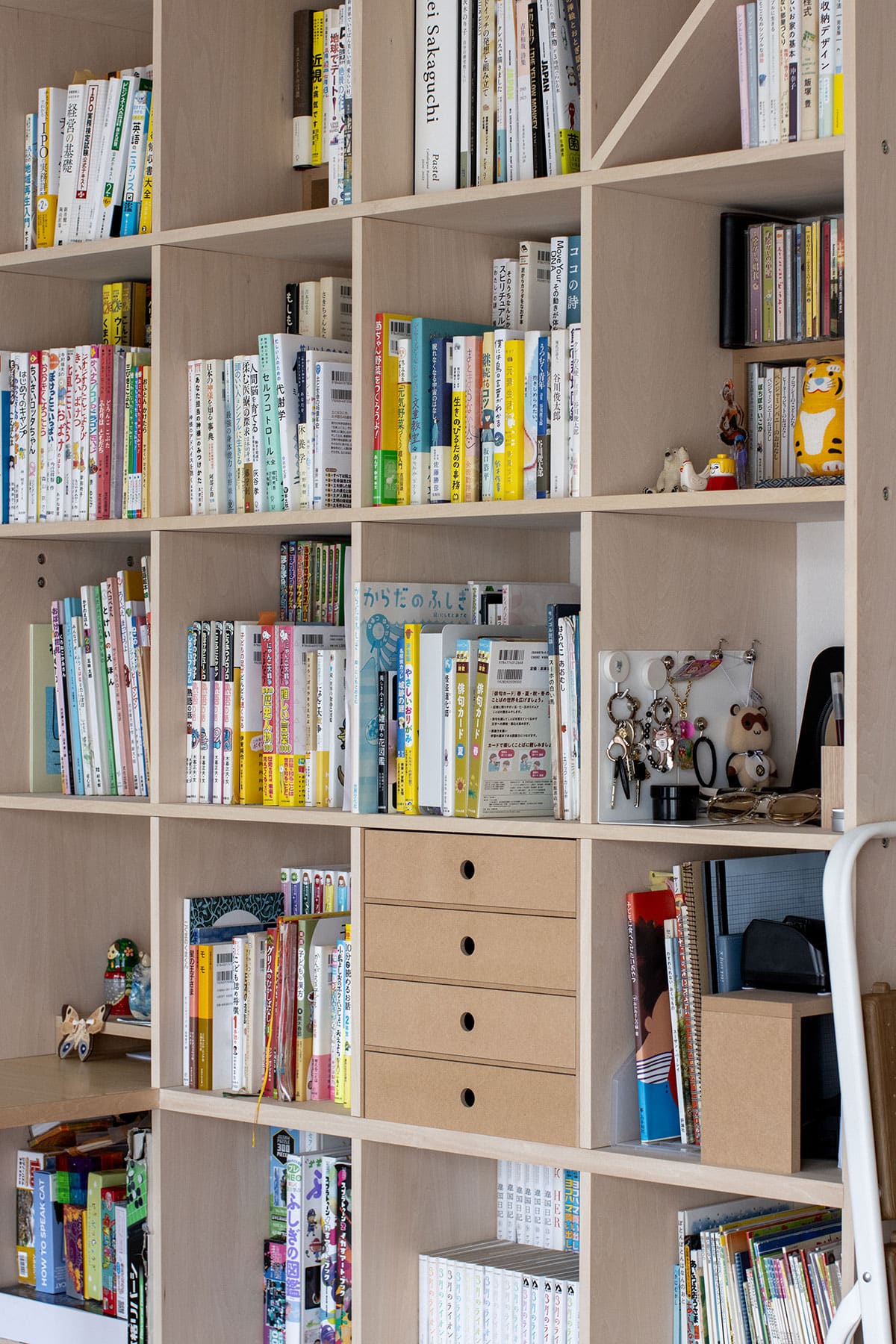 雁行した形のリビングに - Shelf カウンター付き本棚 - マルゲリータお客様事例