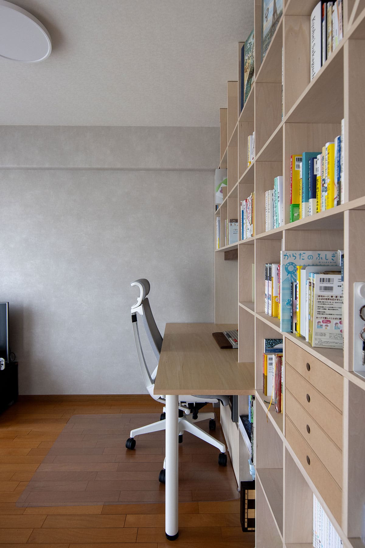 雁行した形のリビングに - Shelf カウンター付き本棚 - マルゲリータお客様事例