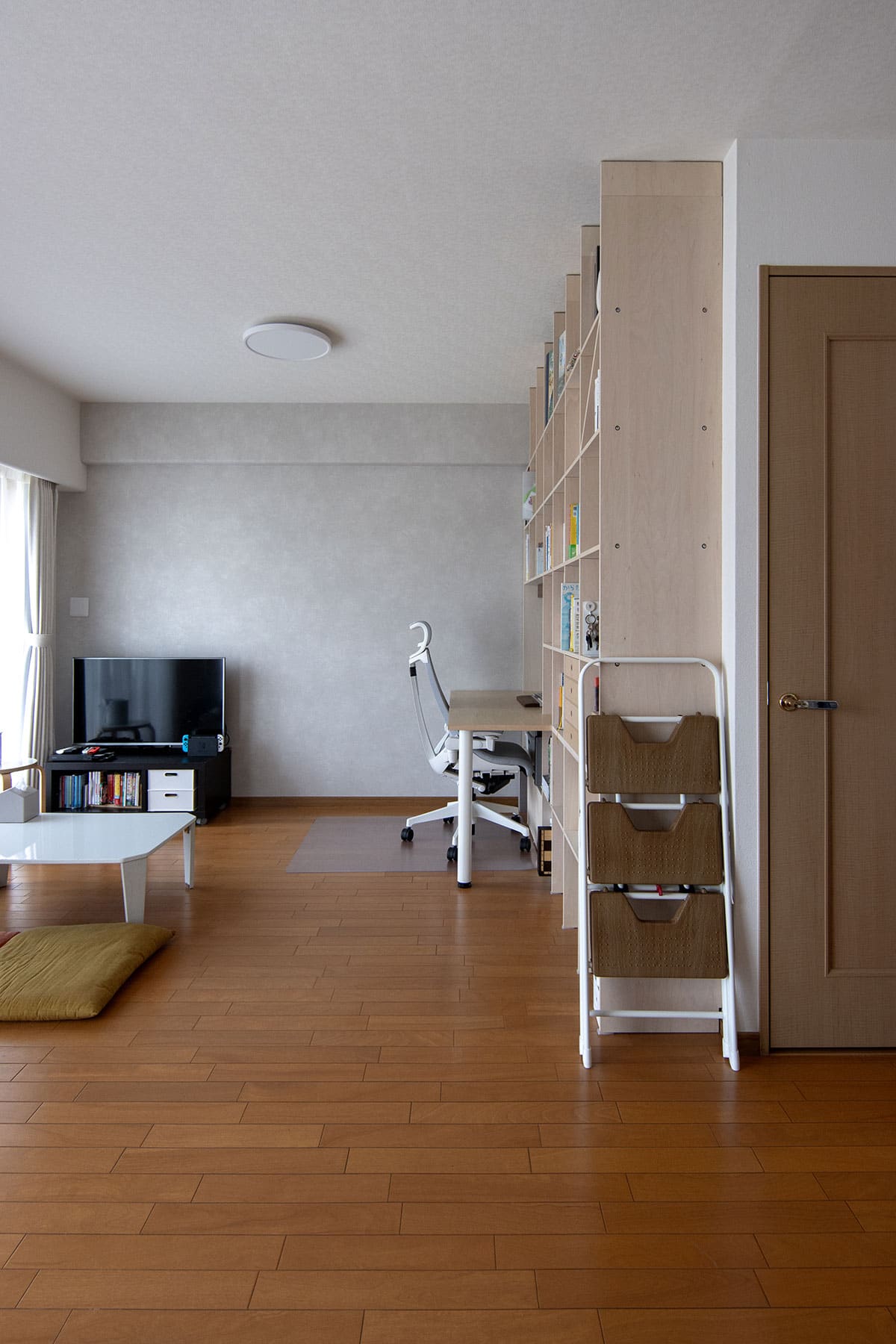 雁行した形のリビングに - Shelf カウンター付き本棚 - マルゲリータお客様事例