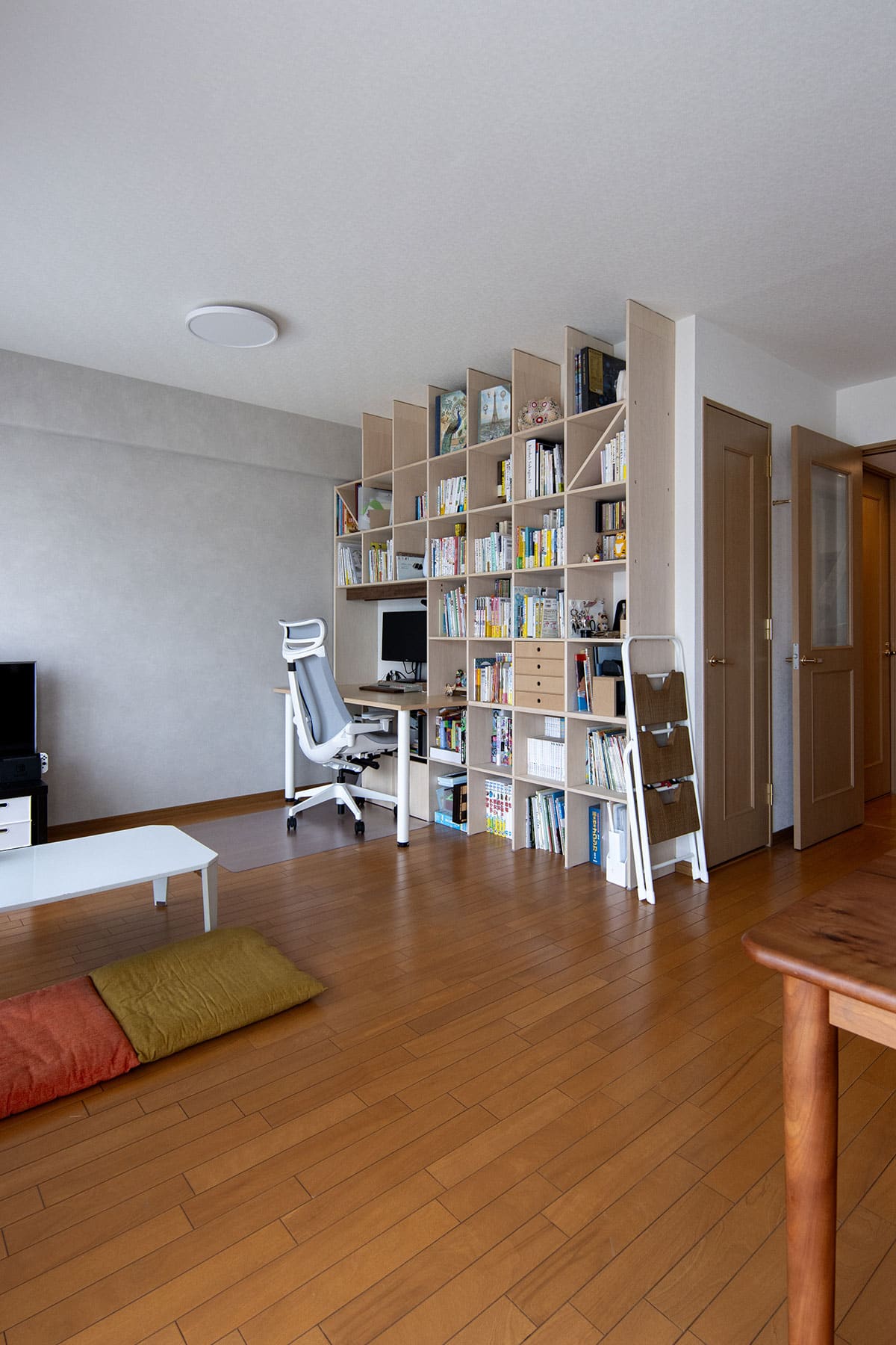 雁行した形のリビングに - Shelf カウンター付き本棚 - マルゲリータお客様事例