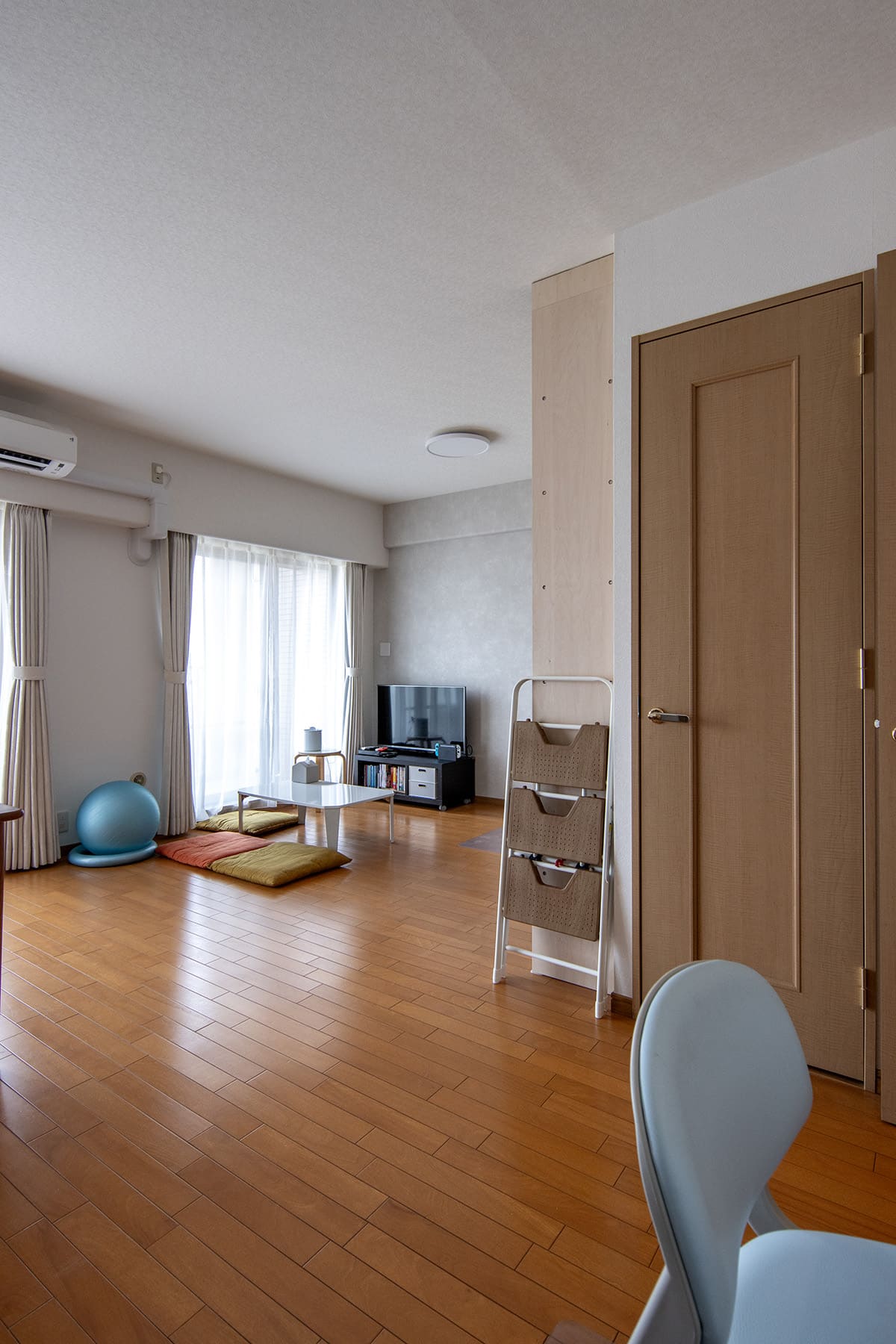 雁行した形のリビングに - Shelf カウンター付き本棚 - マルゲリータお客様事例