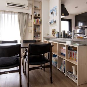 限られた隙間を有効に使う - Shelf スリム本棚/ロータイプ本棚 - マルゲリータお客様事例