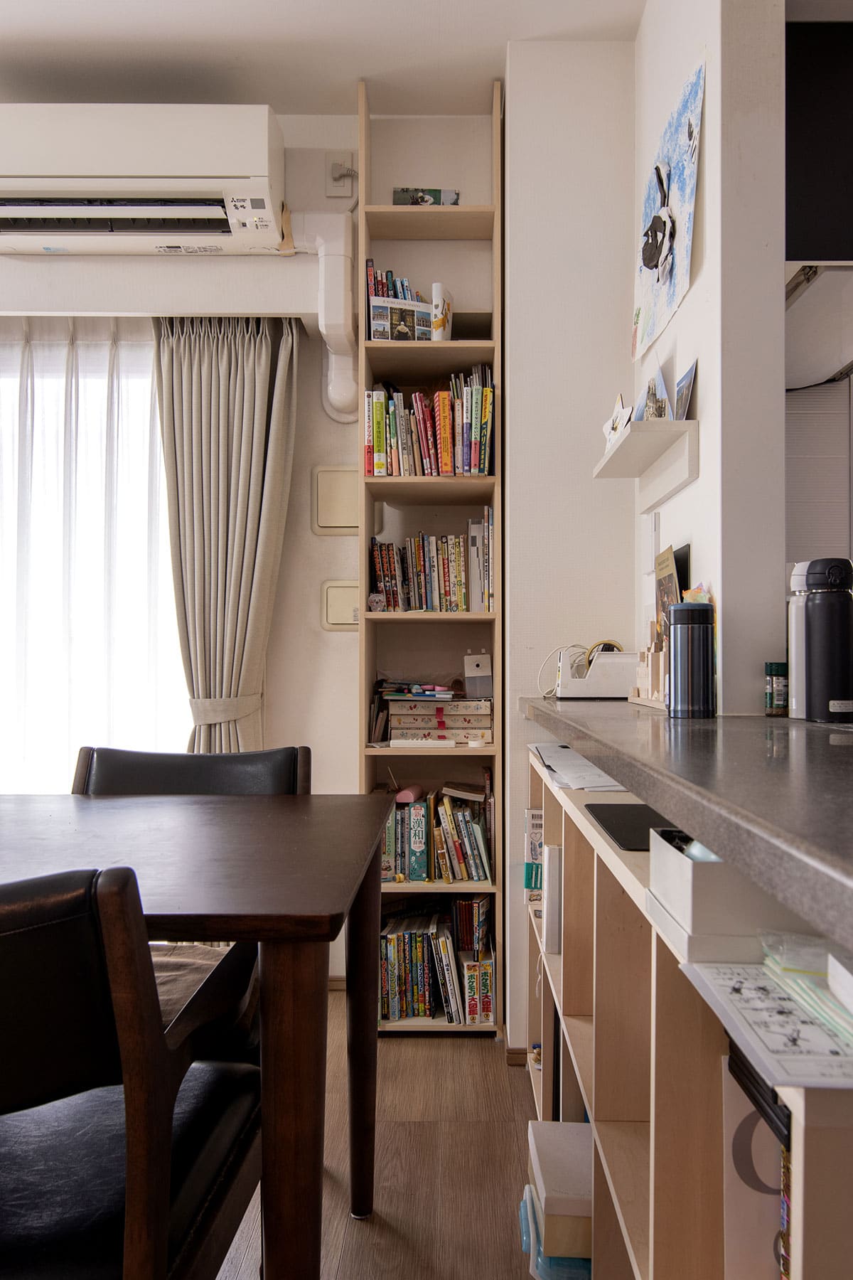 限られた隙間を有効に使う - Shelf スリム本棚/ロータイプ本棚 - マルゲリータお客様事例