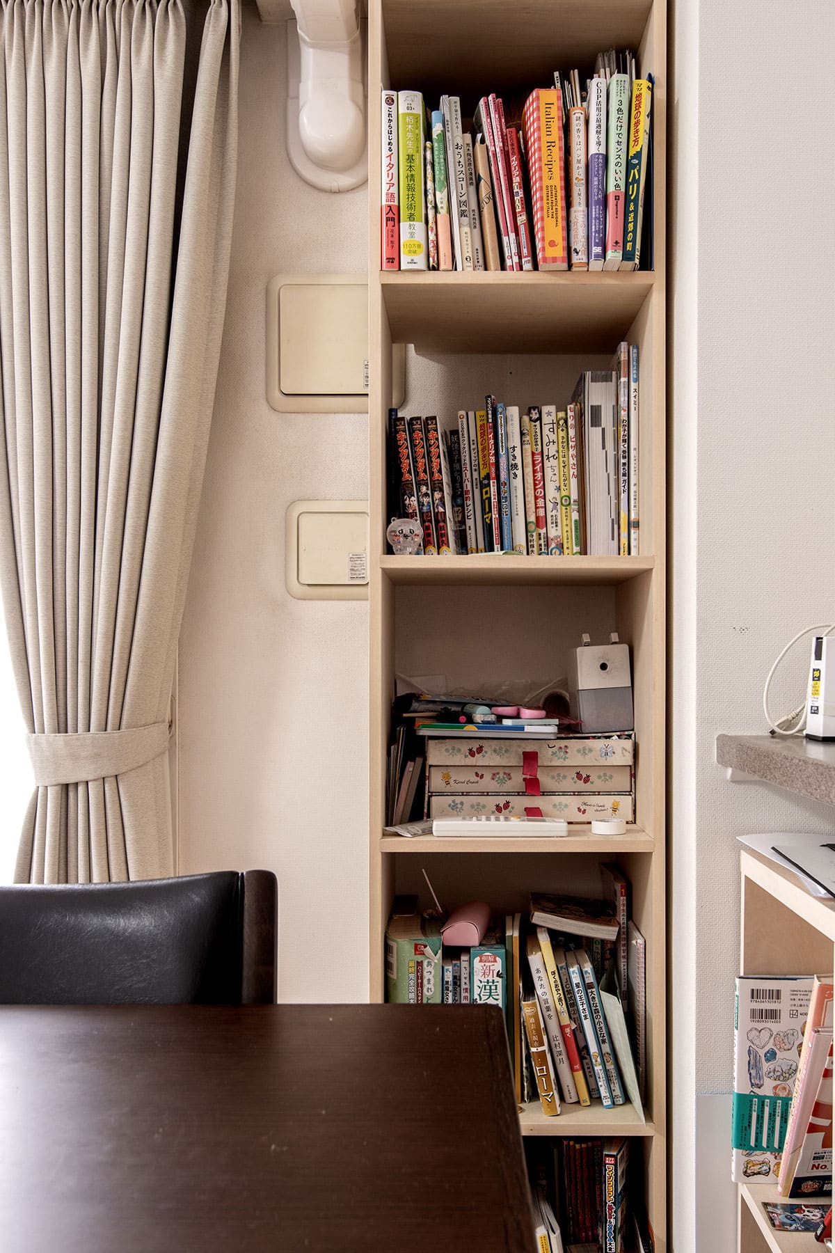 限られた隙間を有効に使う - Shelf スリム本棚/ロータイプ本棚 - マルゲリータお客様事例