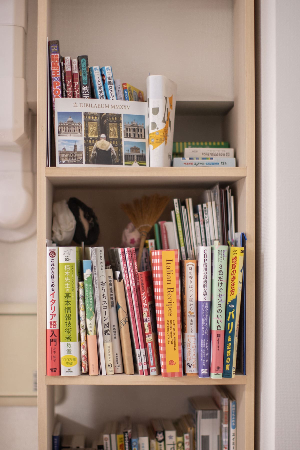 限られた隙間を有効に使う - Shelf スリム本棚/ロータイプ本棚 - マルゲリータお客様事例