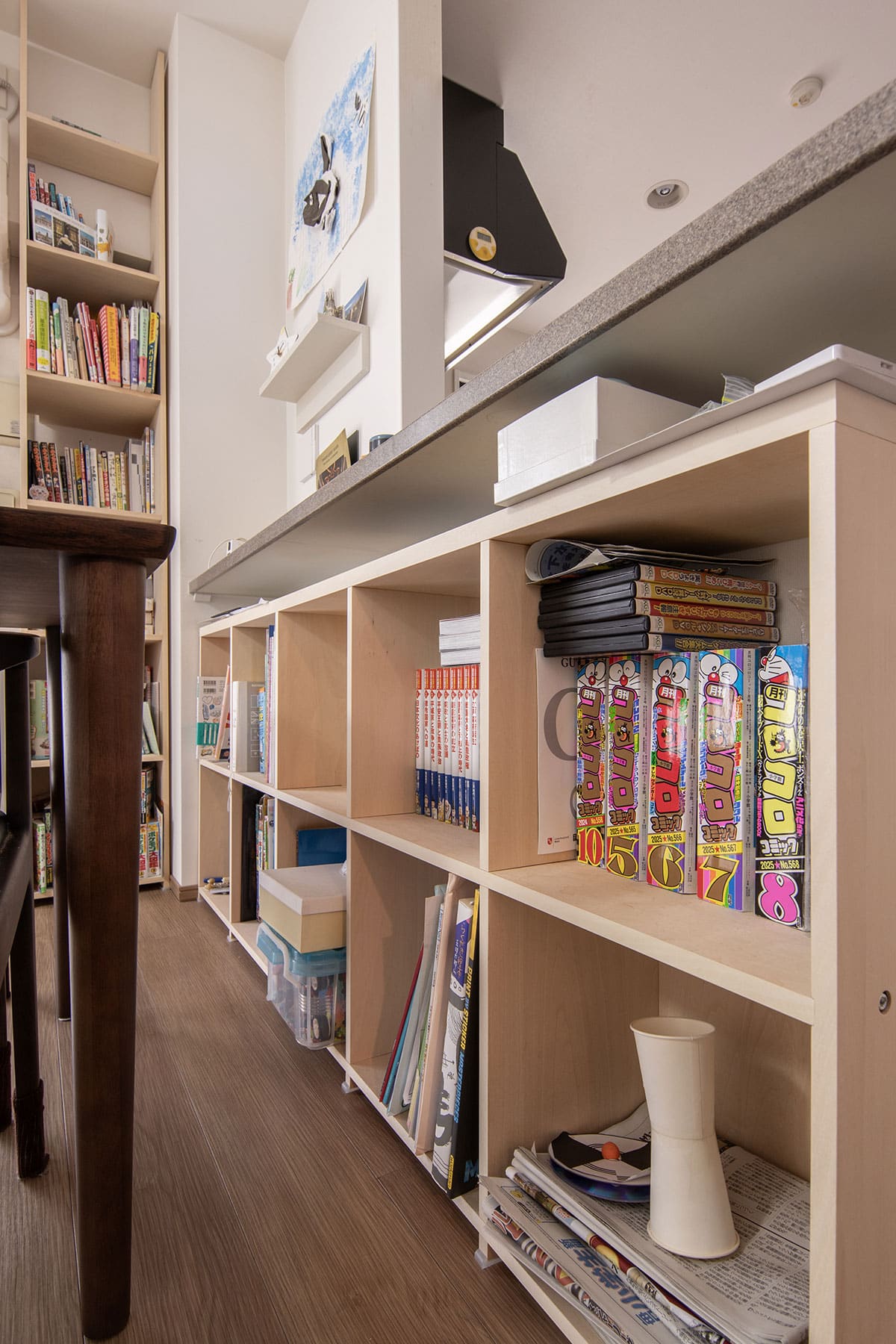 限られた隙間を有効に使う - Shelf スリム本棚/ロータイプ本棚 - マルゲリータお客様事例