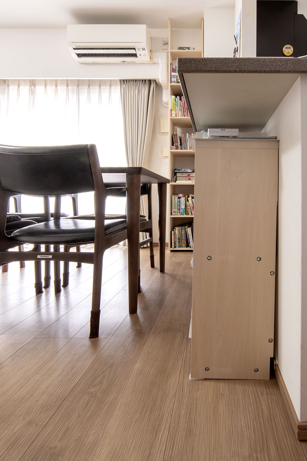 限られた隙間を有効に使う - Shelf スリム本棚/ロータイプ本棚 - マルゲリータお客様事例