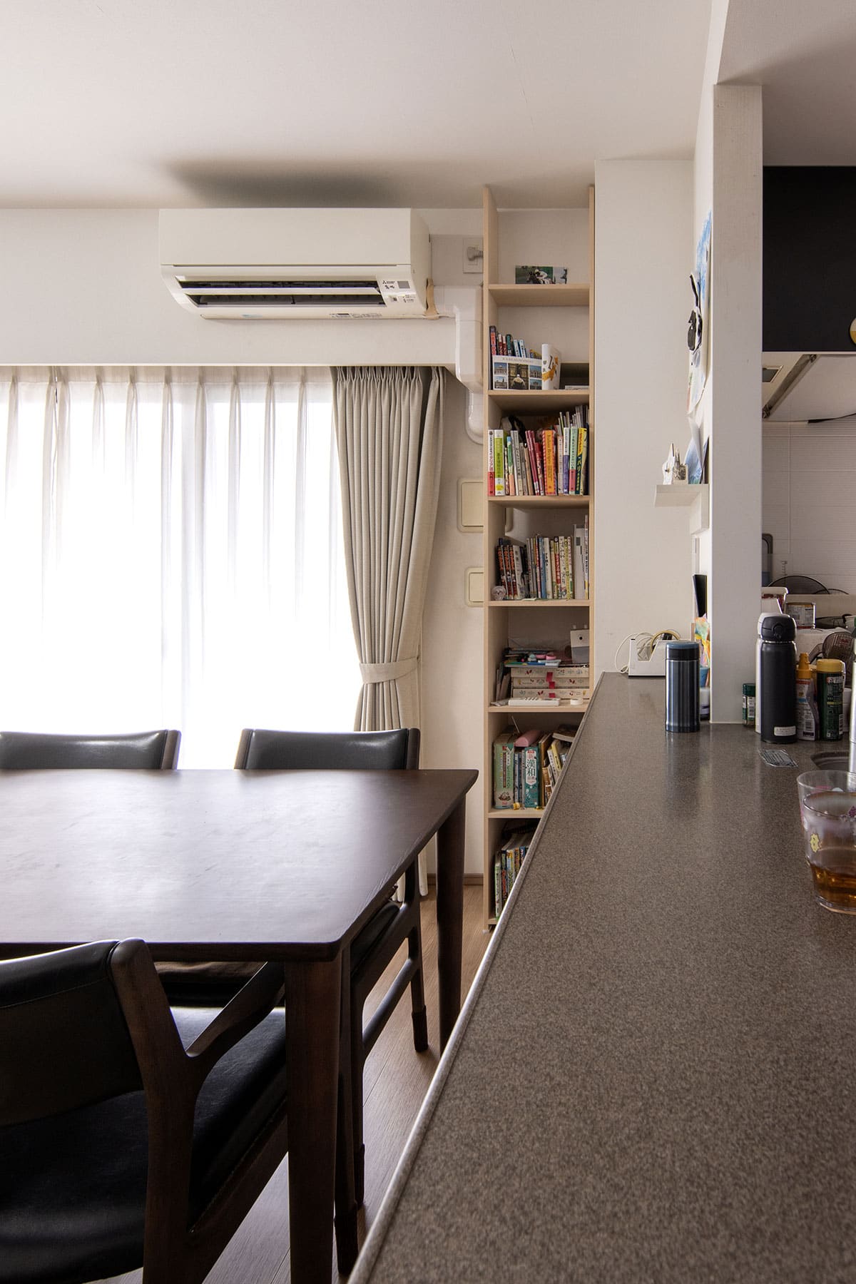 限られた隙間を有効に使う - Shelf スリム本棚/ロータイプ本棚 - マルゲリータお客様事例