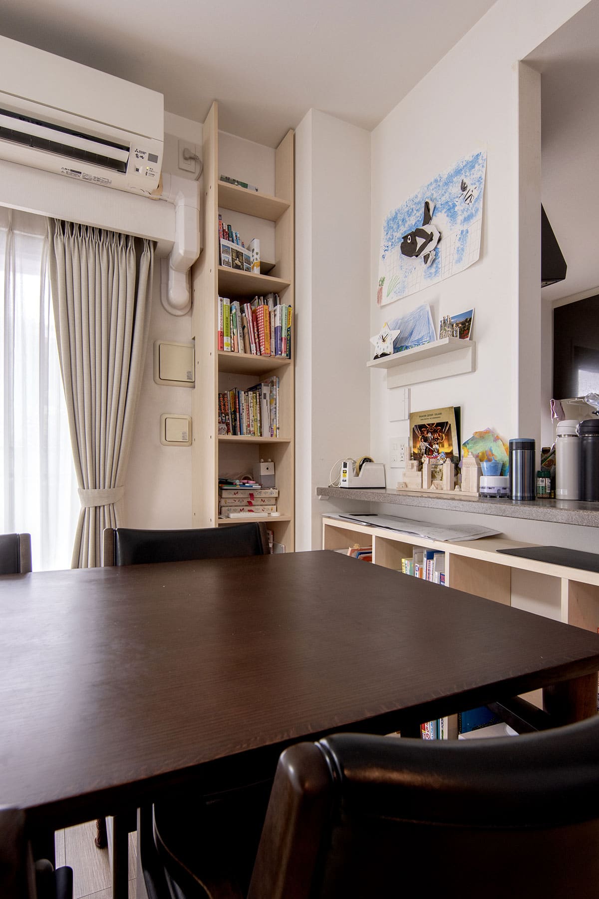 限られた隙間を有効に使う - Shelf スリム本棚/ロータイプ本棚 - マルゲリータお客様事例