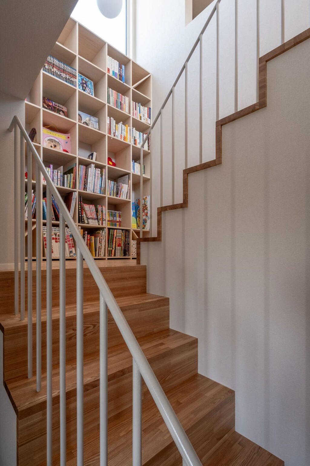 階段の踊り場に - Shelf 壁一面の本棚 奥行350mm/ロータイプ本棚 - マルゲリータお客様事例