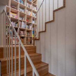 階段の踊り場に - Shelf 壁一面の本棚 奥行350mm/ロータイプ本棚 - マルゲリータお客様事例