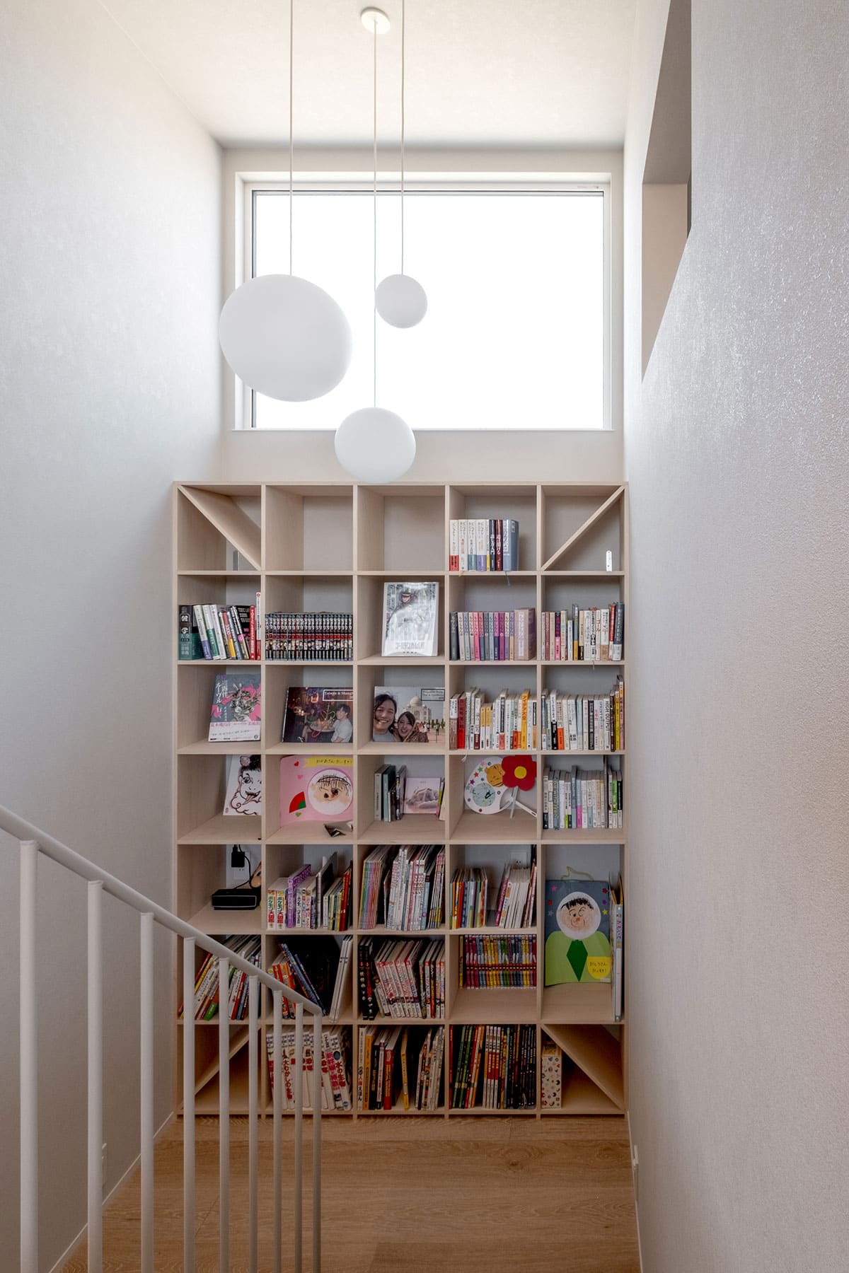 階段の踊り場に - Shelf 壁一面の本棚 奥行350mm/ロータイプ本棚 - マルゲリータお客様事例