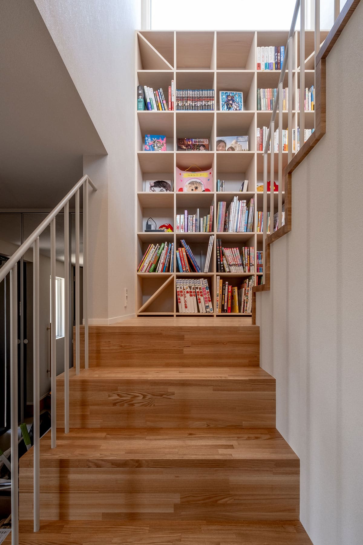 階段の踊り場に - Shelf 壁一面の本棚 奥行350mm/ロータイプ本棚 - マルゲリータお客様事例