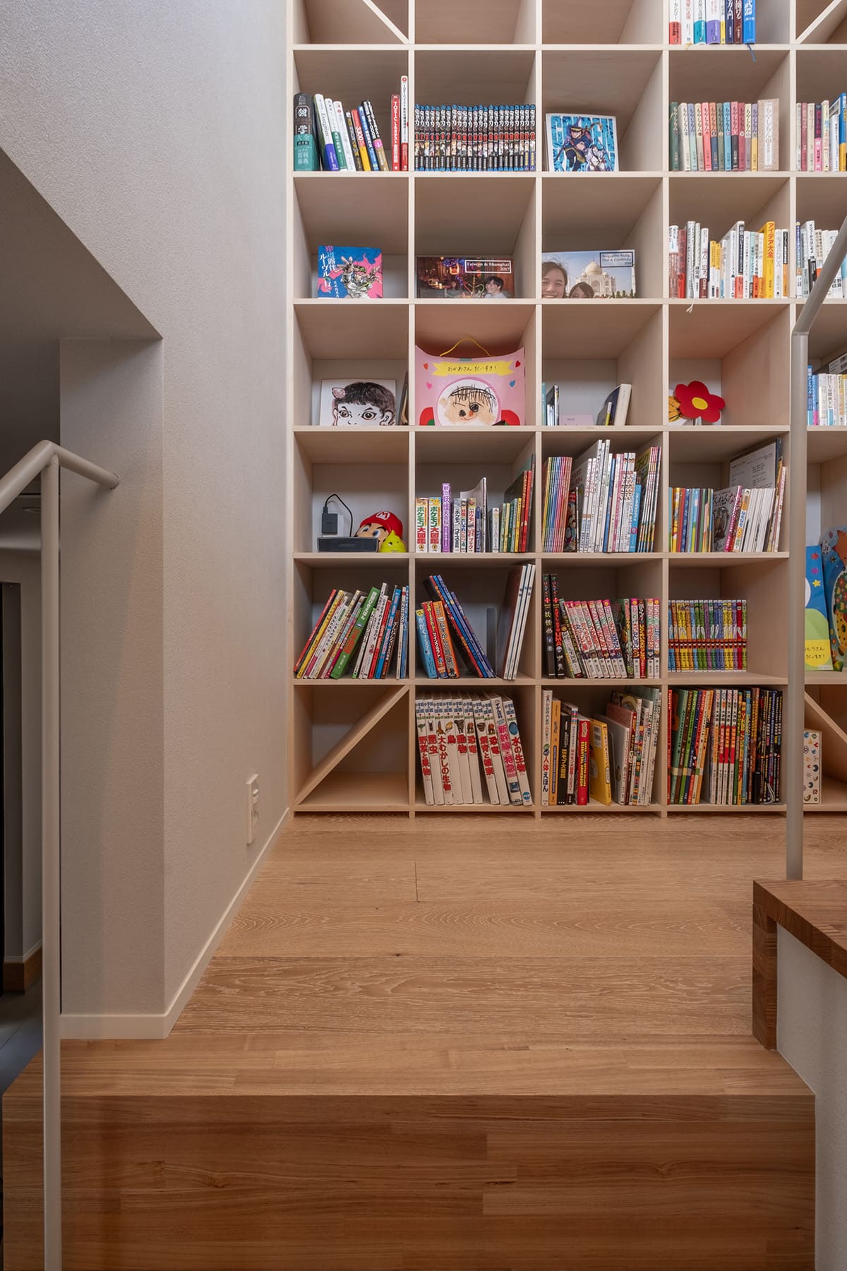 階段の踊り場に - Shelf 壁一面の本棚 奥行350mm/ロータイプ本棚 - マルゲリータお客様事例