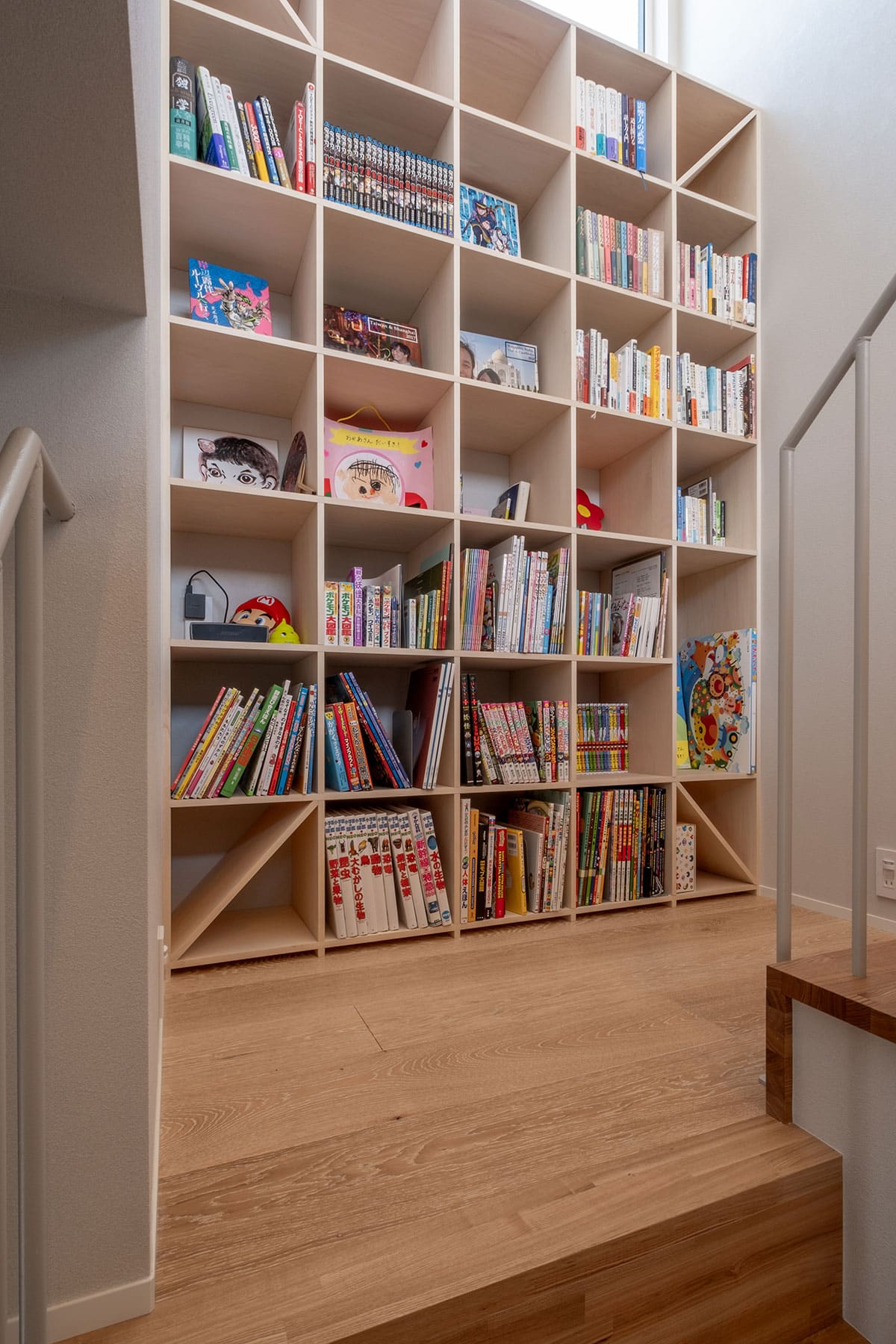 階段の踊り場に - Shelf 壁一面の本棚 奥行350mm/ロータイプ本棚 - マルゲリータお客様事例