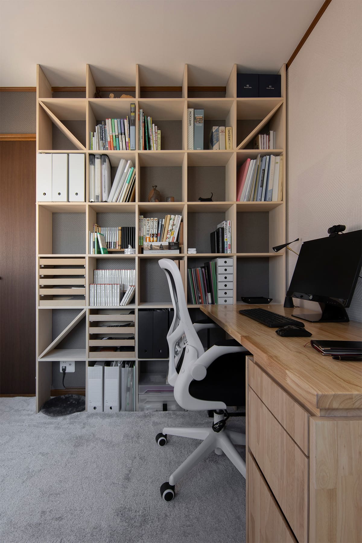 書斎の本棚・デスク - Shelf 壁一面の本棚 奥行250・壁一面の本棚 奥行350・Studio ワークデスク - マルゲリータお客様事例