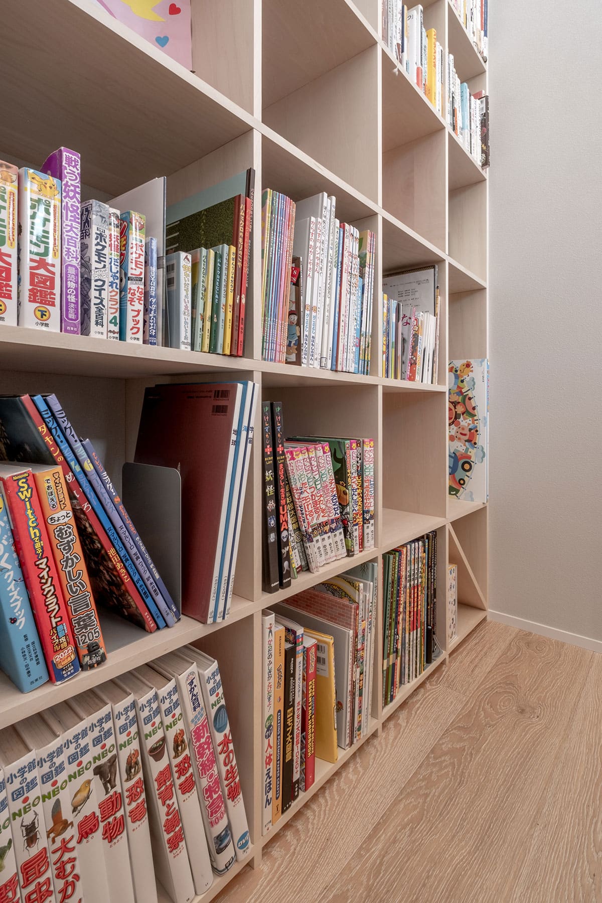 階段の踊り場に - Shelf 壁一面の本棚 奥行350mm/ロータイプ本棚 - マルゲリータお客様事例