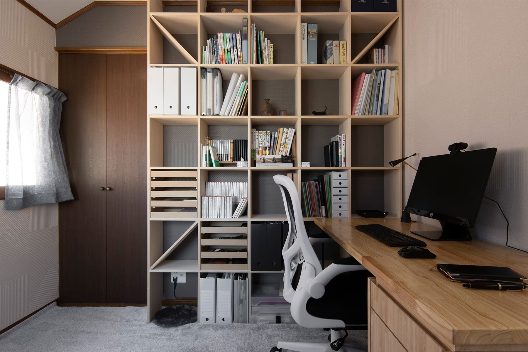 書斎の本棚・デスク - Shelf 壁一面の本棚 奥行250・壁一面の本棚 奥行350・Studio ワークデスク - マルゲリータお客様事例