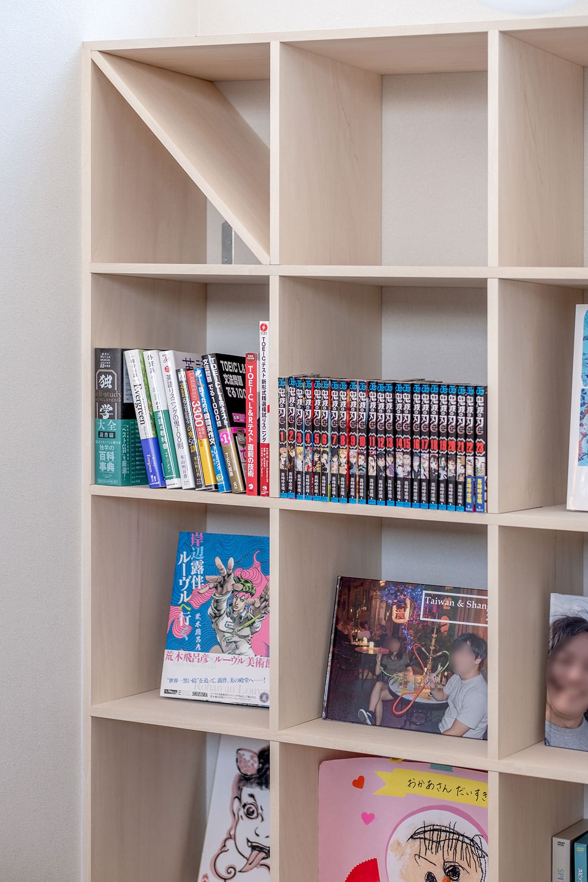 階段の踊り場に - Shelf 壁一面の本棚 奥行350mm/ロータイプ本棚 - マルゲリータお客様事例