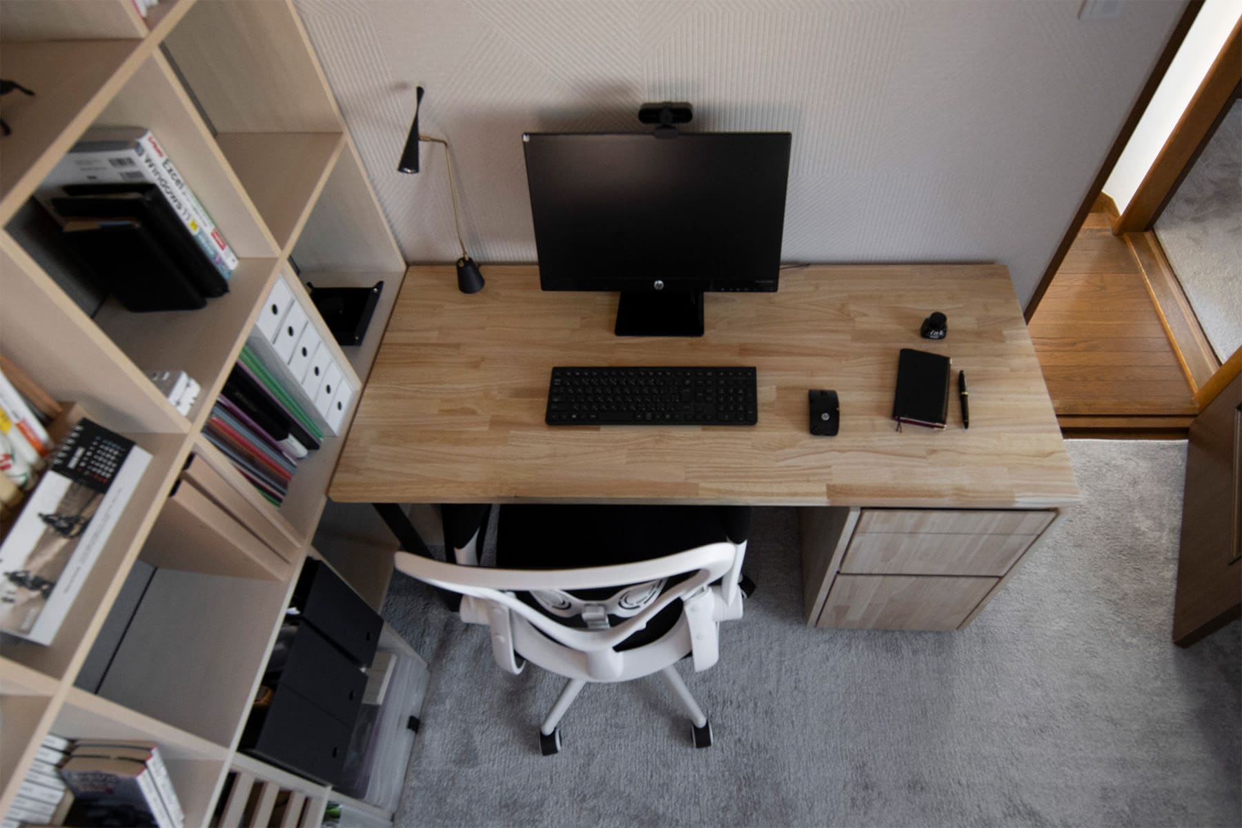 書斎の本棚・デスク - Shelf 壁一面の本棚 奥行250・壁一面の本棚 奥行350・Studio ワークデスク - マルゲリータお客様事例